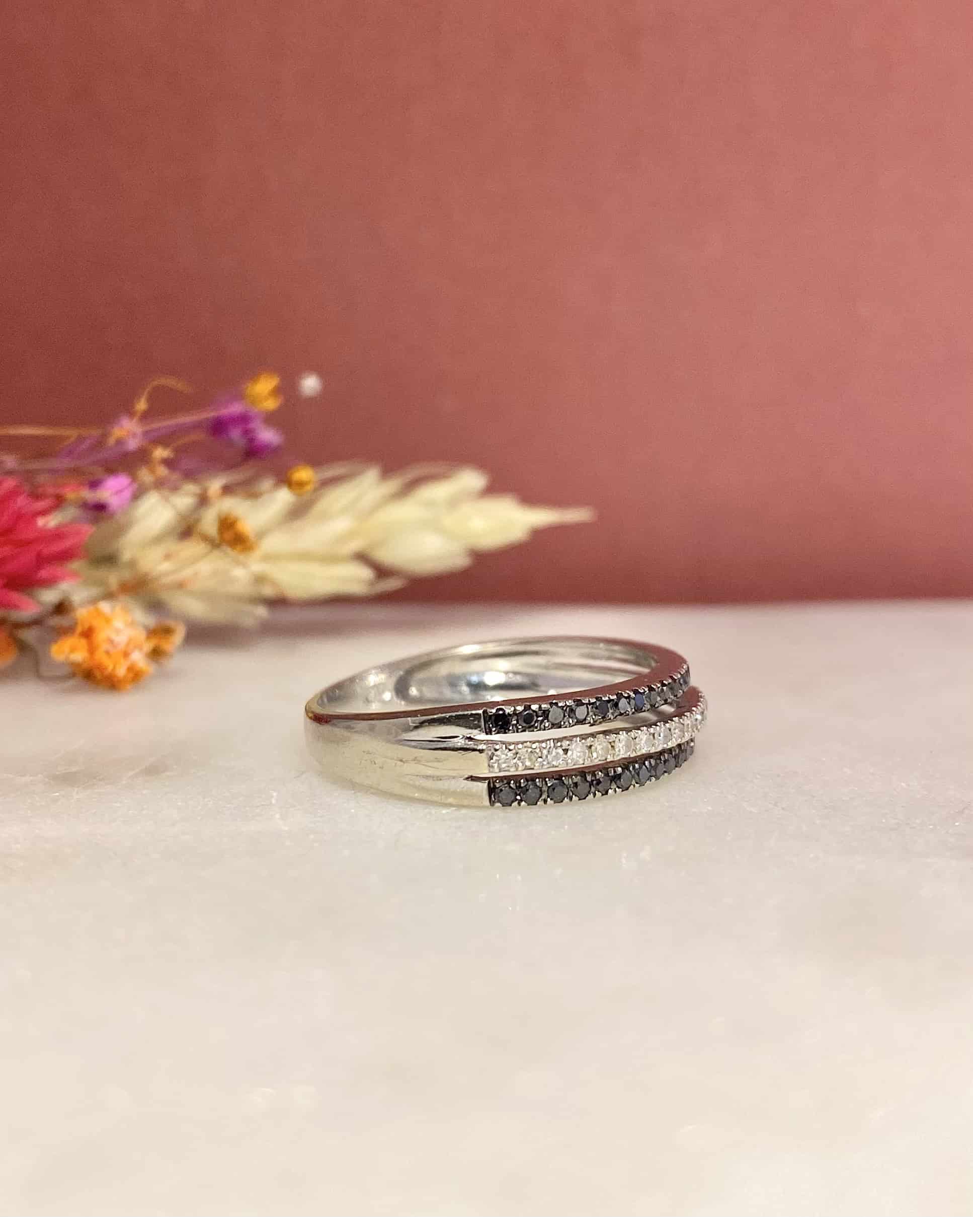 Bague rivière de diamants blancs et noirs “Stéphanie”