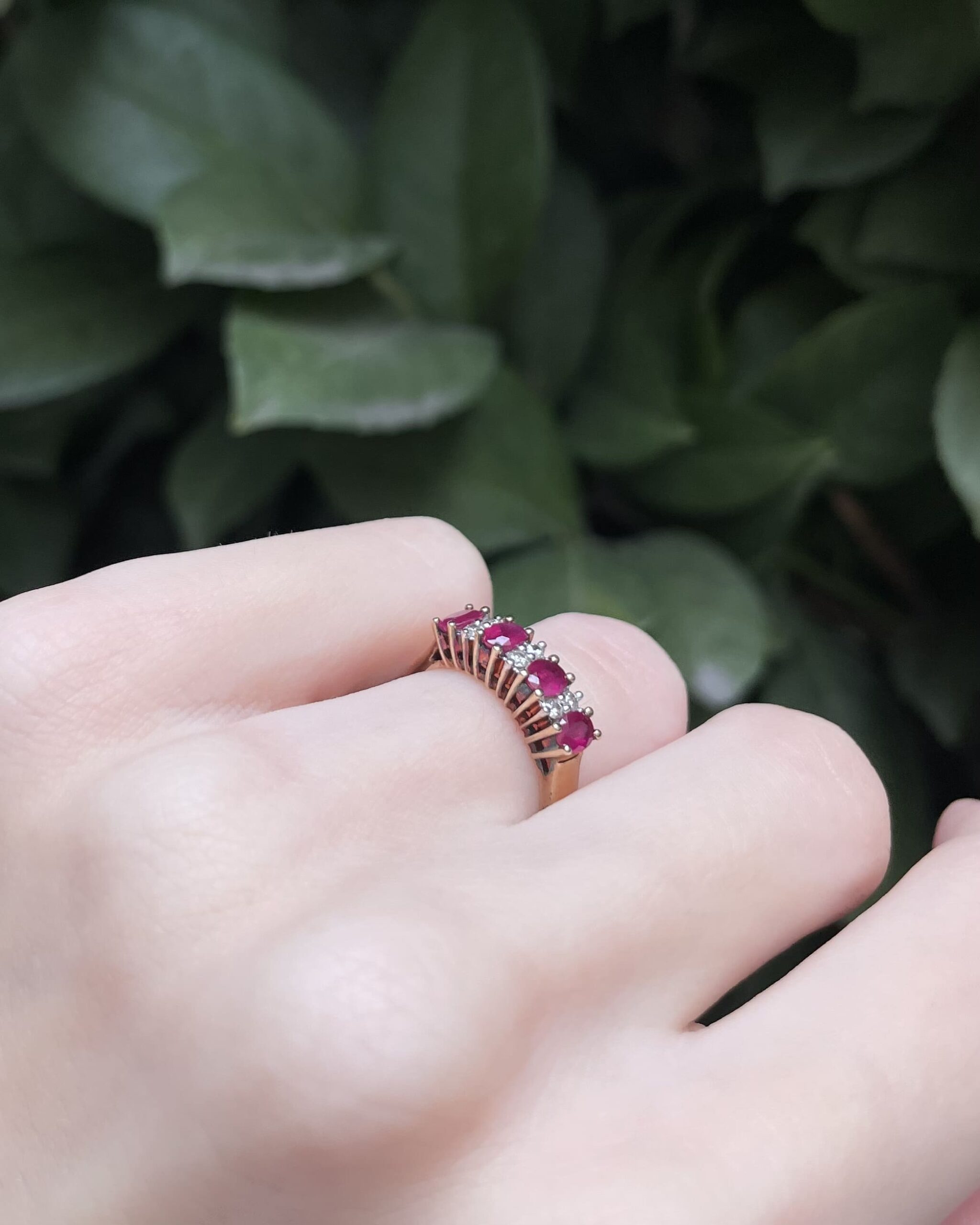 Anillo de río "Neoma" con rubí de 0,80 quilates y 6 diamantes