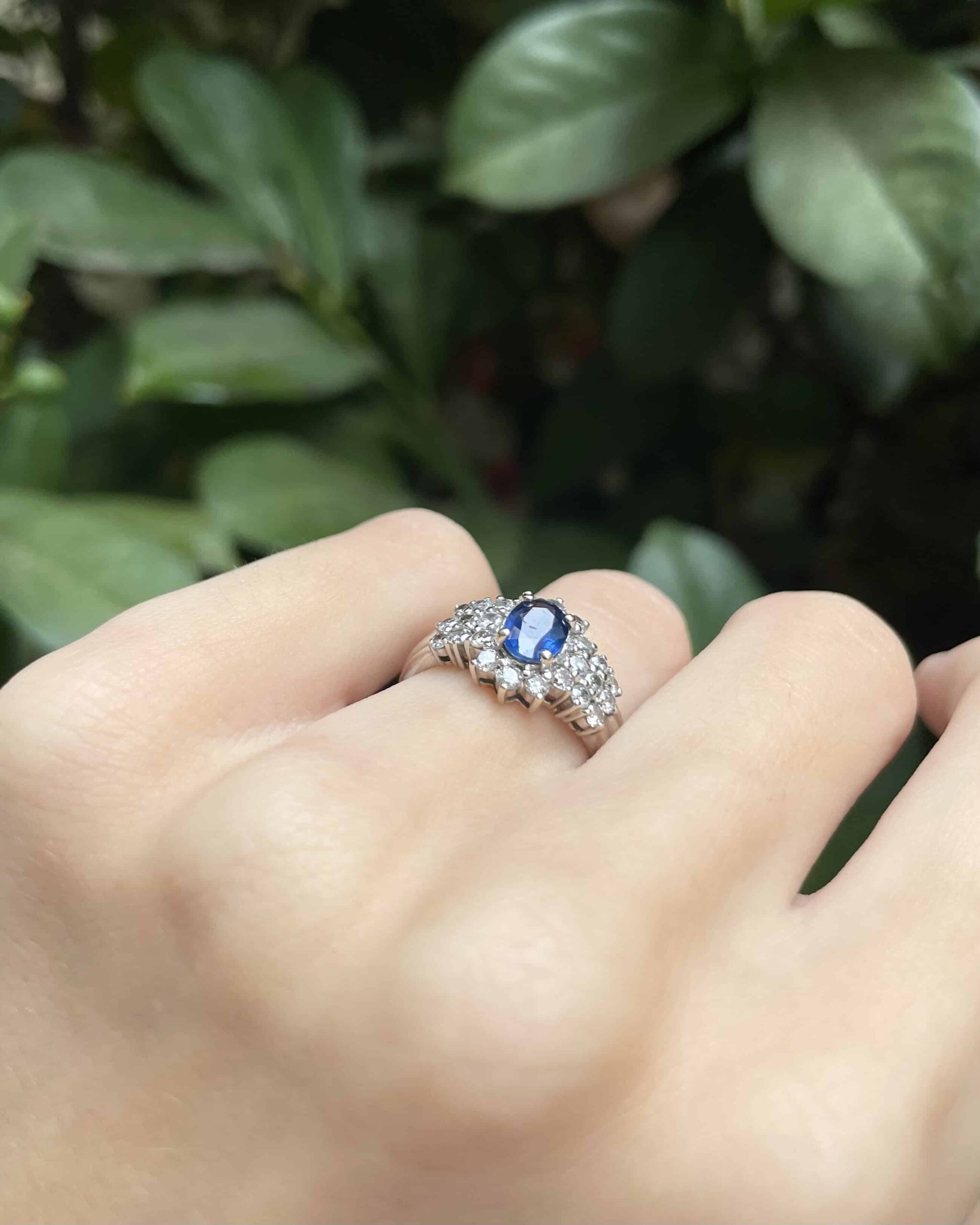 Anillo de río "Jezabel" con zafiro de 0,90 quilates y 24 diamantes