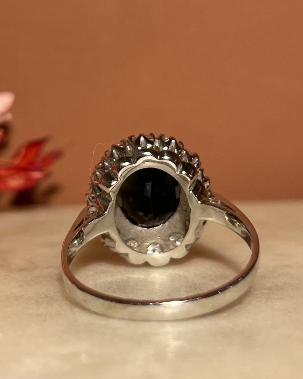 Bague Marguerite Saphir 3.90 Carats & 14 Diamants "Dulcie"