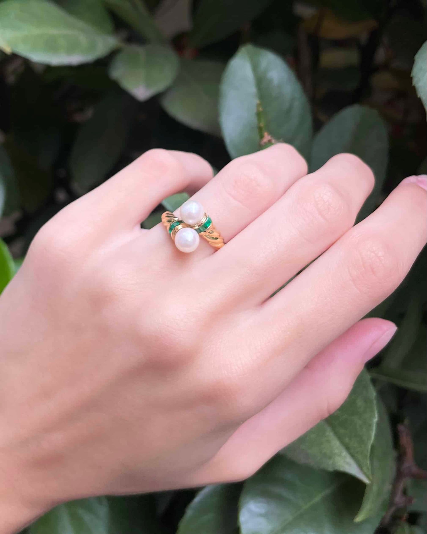 Anillo brazalete de perla retorcida y esmeralda "Gianna"