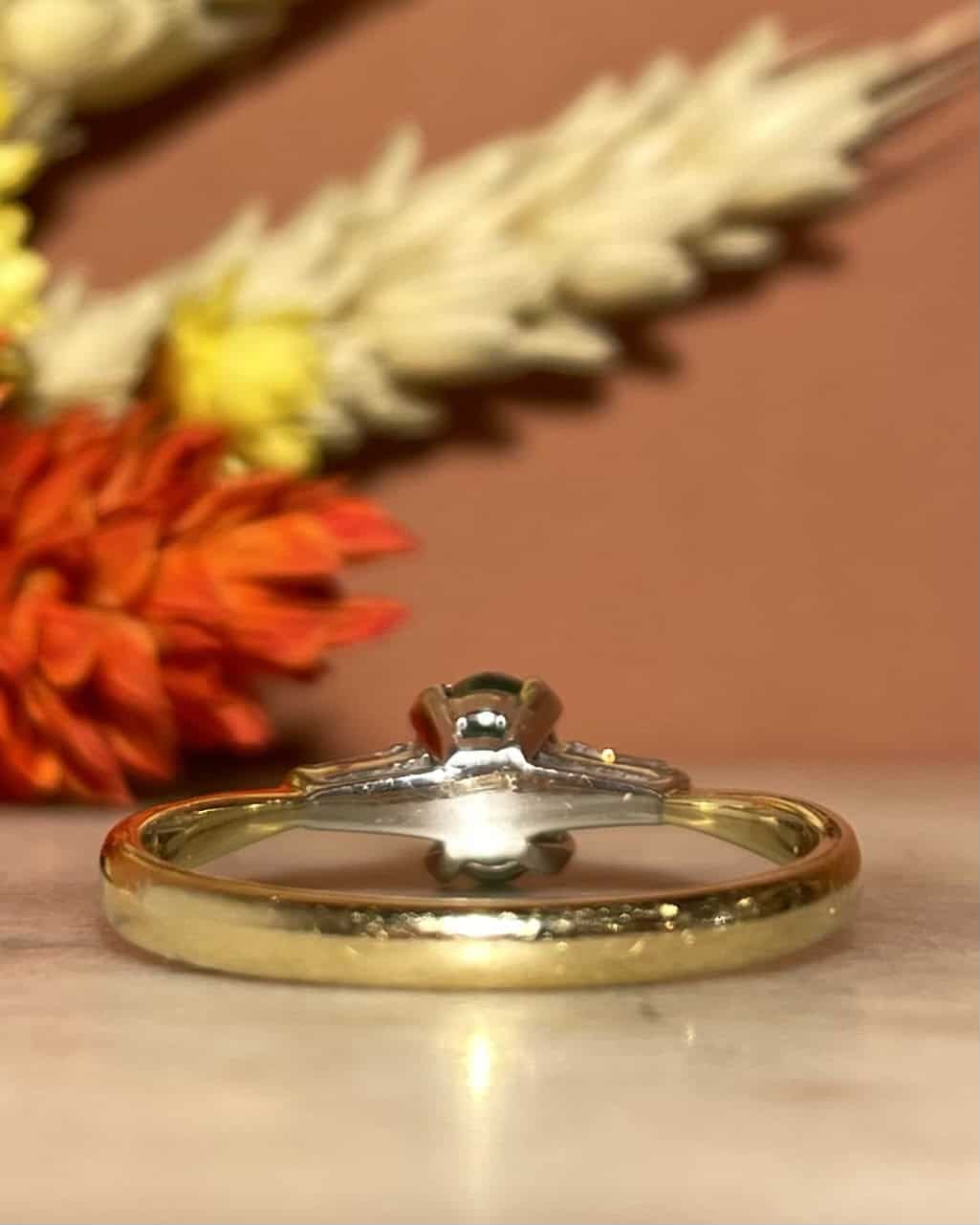 Anillo Trilogía Esmeralda de 0,60 quilates y Diamantes "Anasthasia"