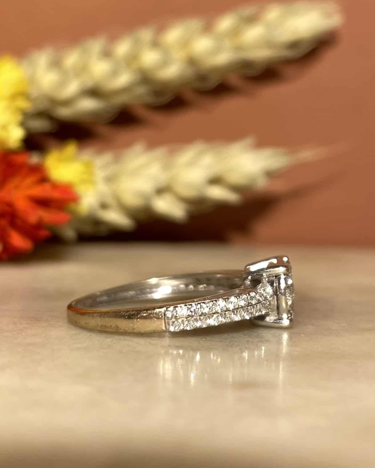 Anillo solitario "Layna" de 43 diamantes