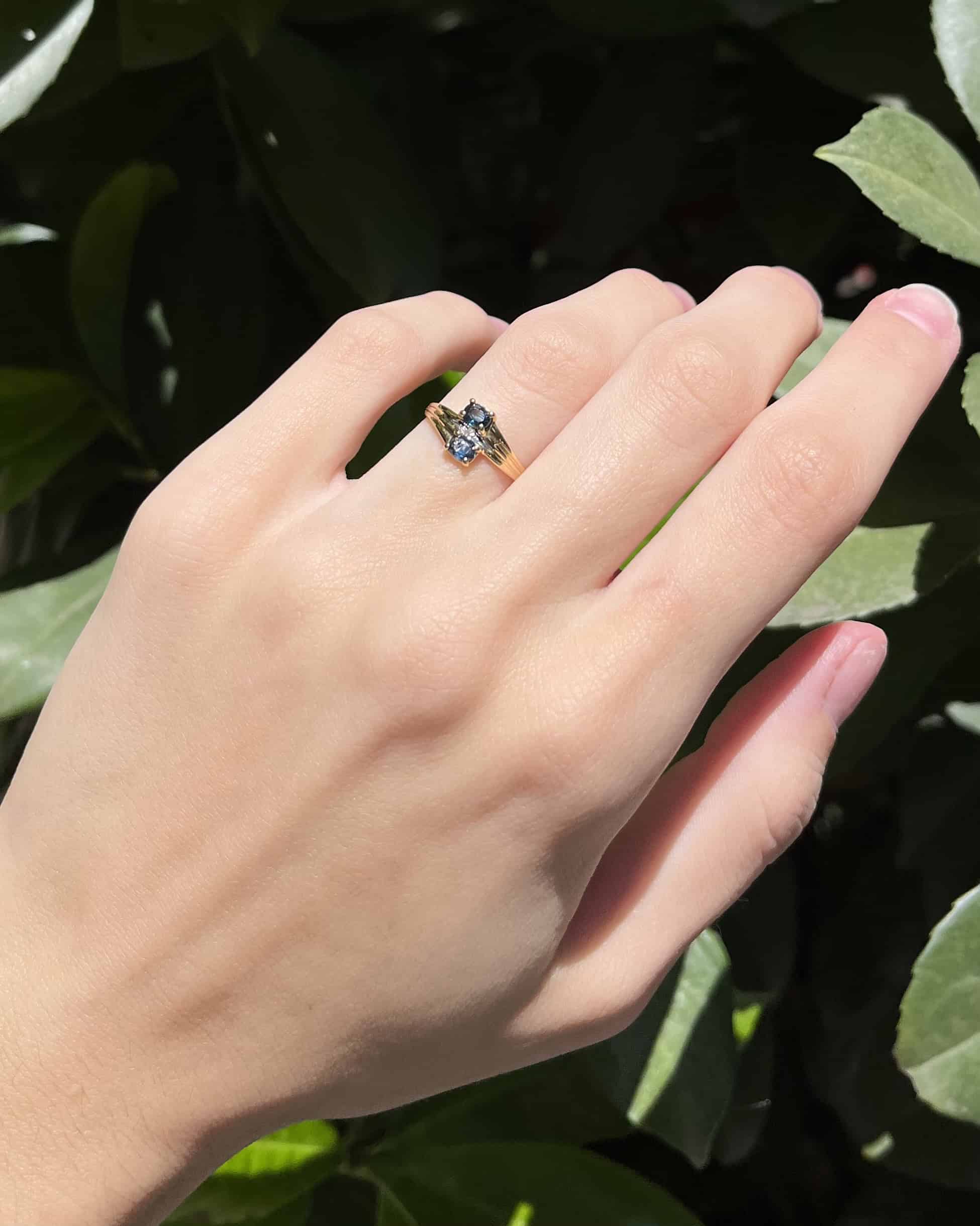 Anillo "Leonara" de zafiro y diamantes "Tú y yo"