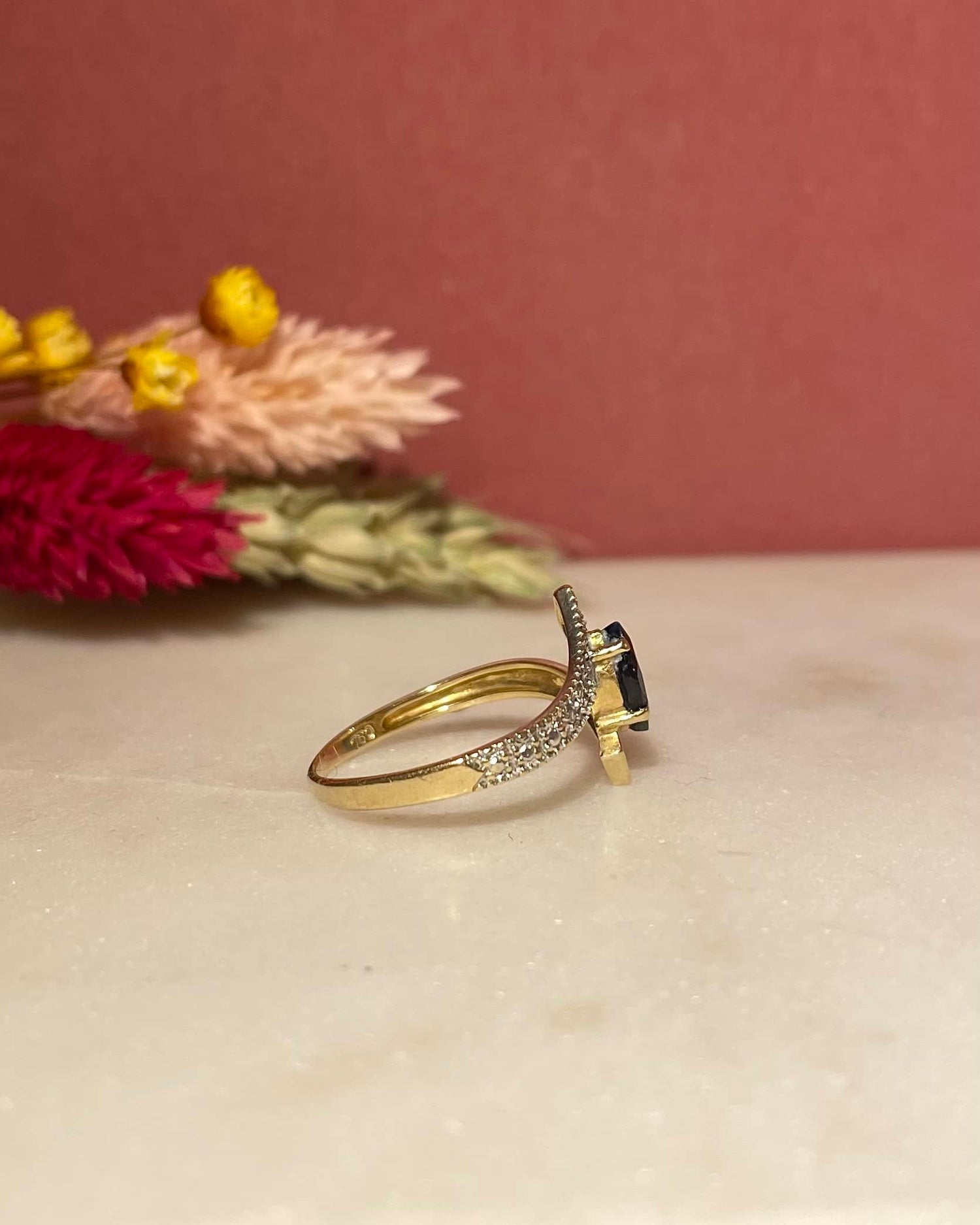 Bague Vintage Saphir Marquise 0.70 carat & Diamants "Gaya"