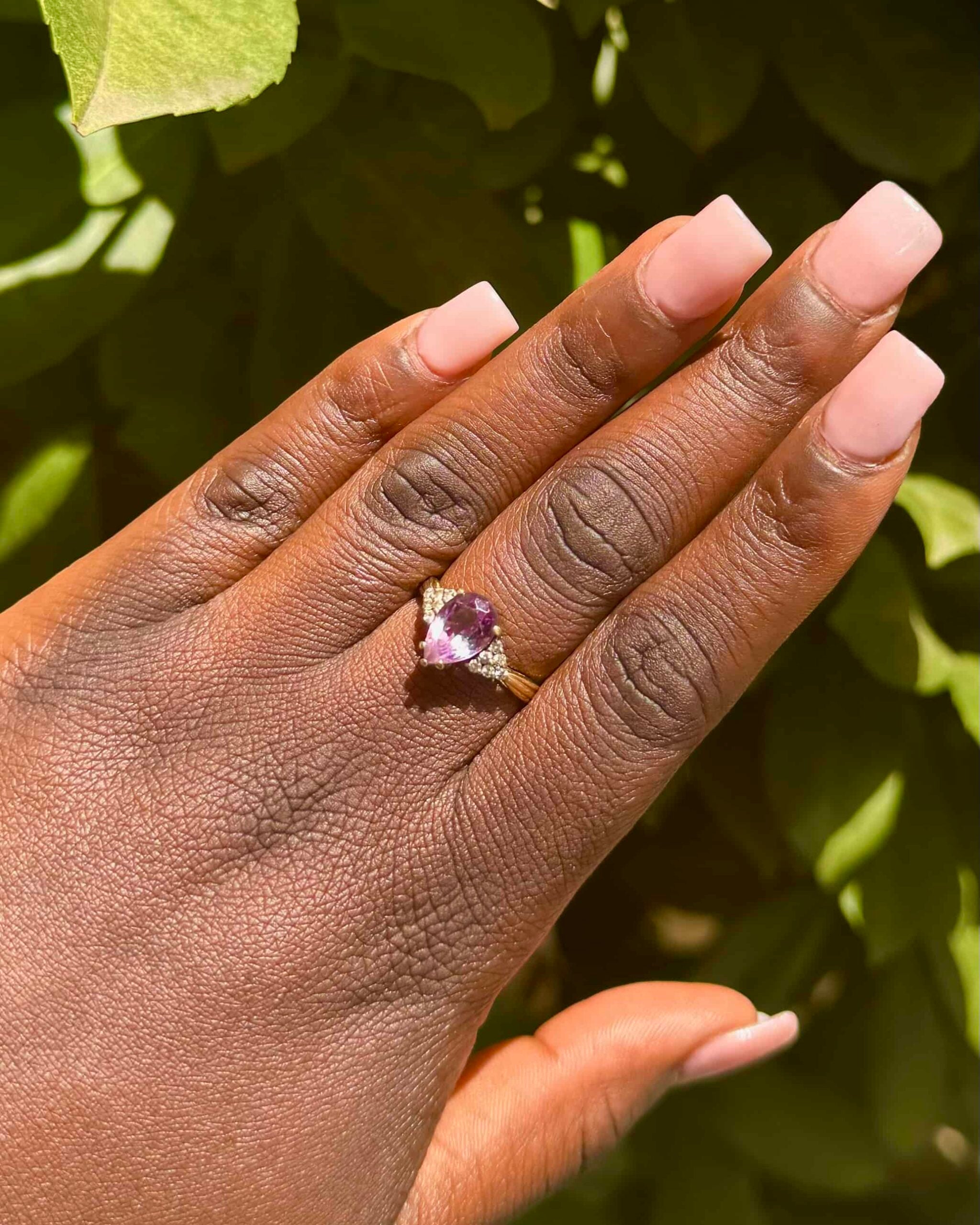Anillo de trilogía de amatista y diamantes "Elyssa"