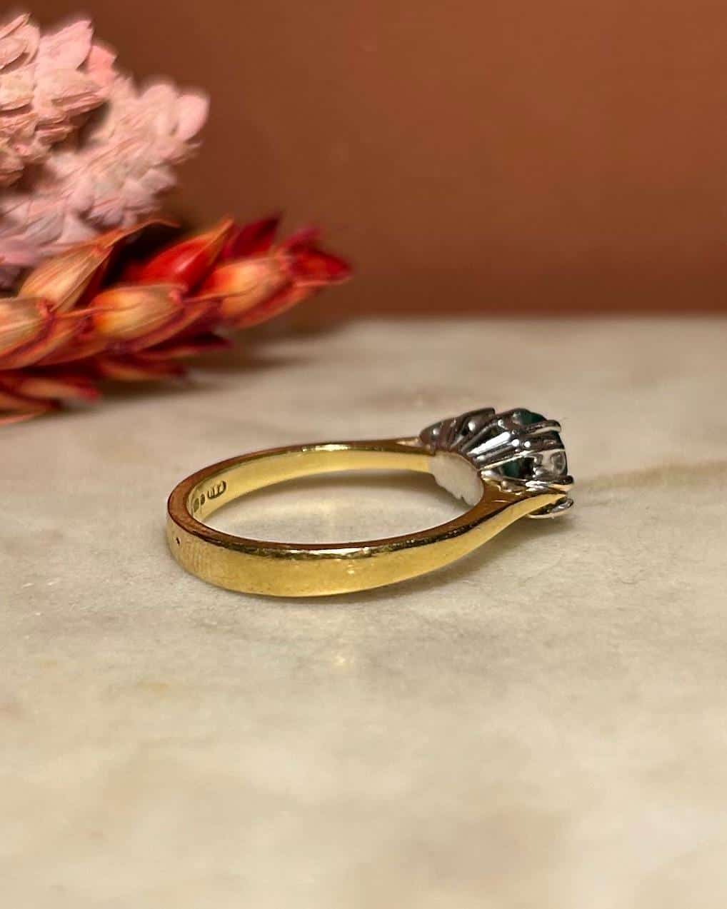 Anillo trilogía de esmeraldas y seis diamantes "Primrose"