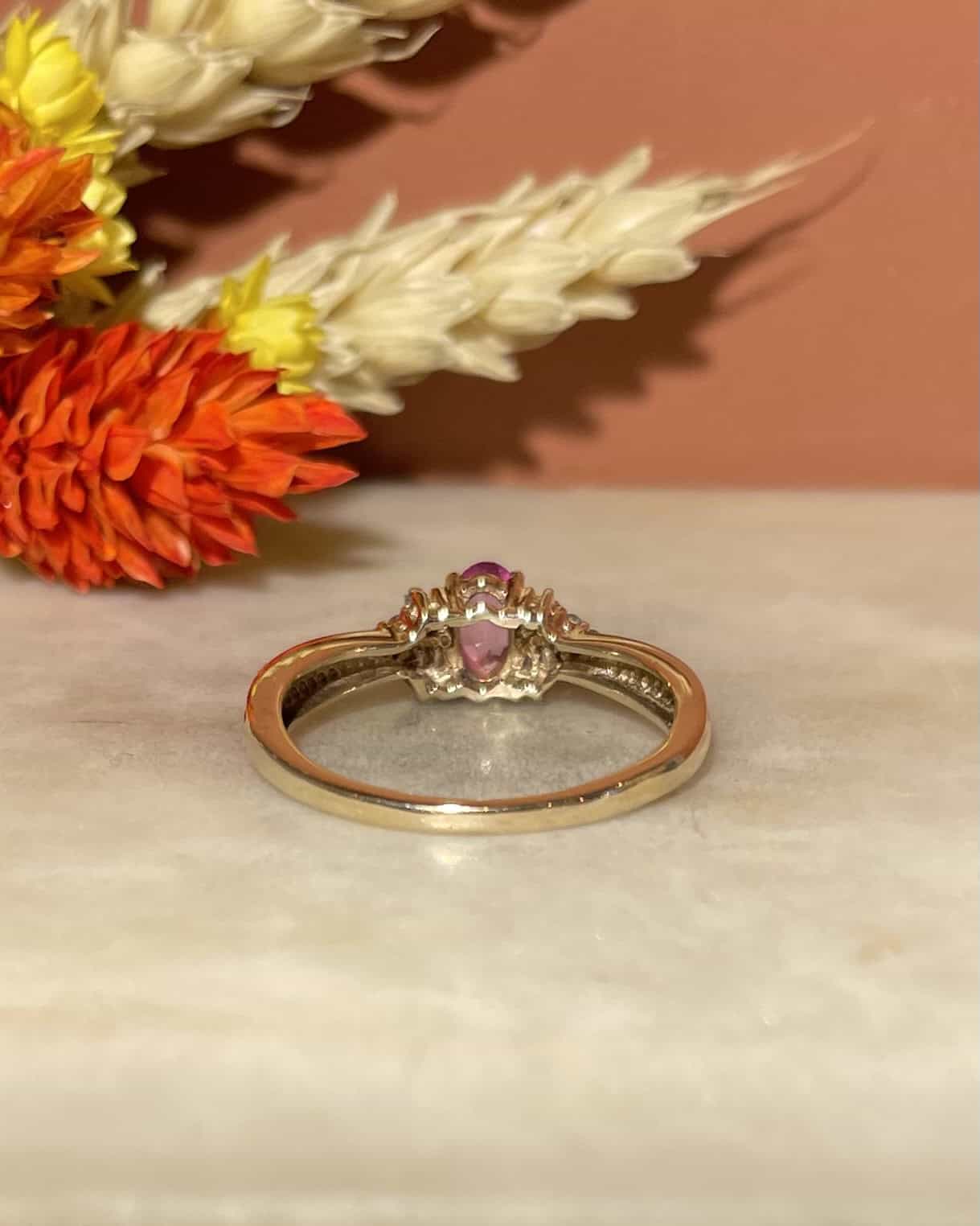 Anillo trilogía "Rosaline" de 0,35 quilates con zafiro rosa y diamantes