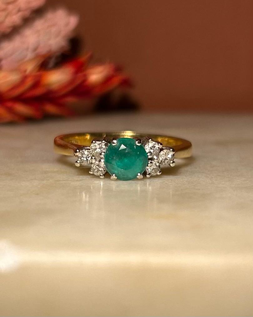 Anillo trilogía de esmeraldas y seis diamantes "Primrose"