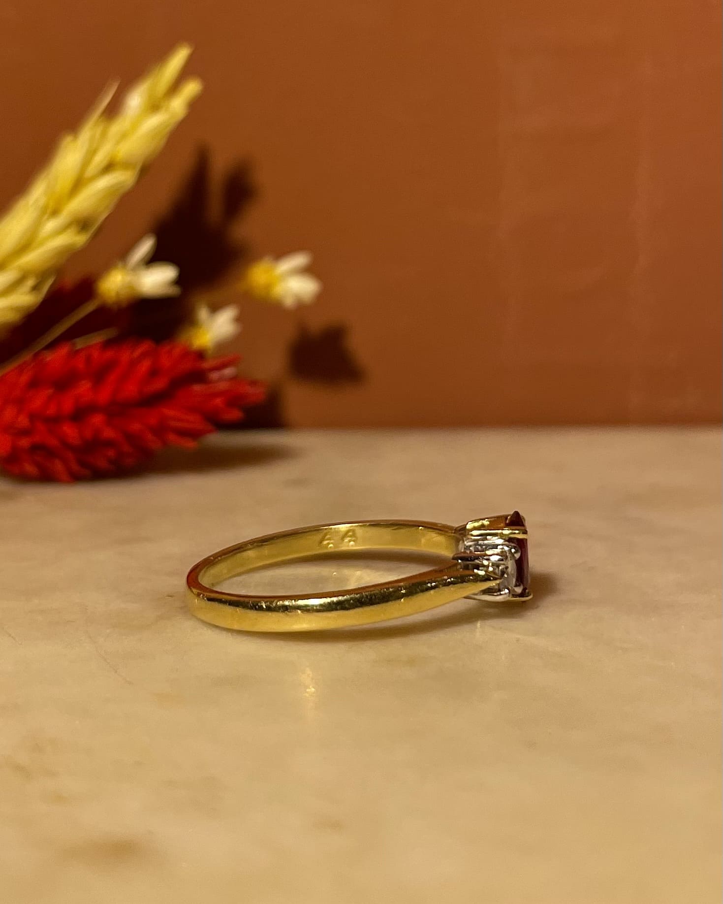 Anillo de trilogía de rubíes y diamantes "Shelby"