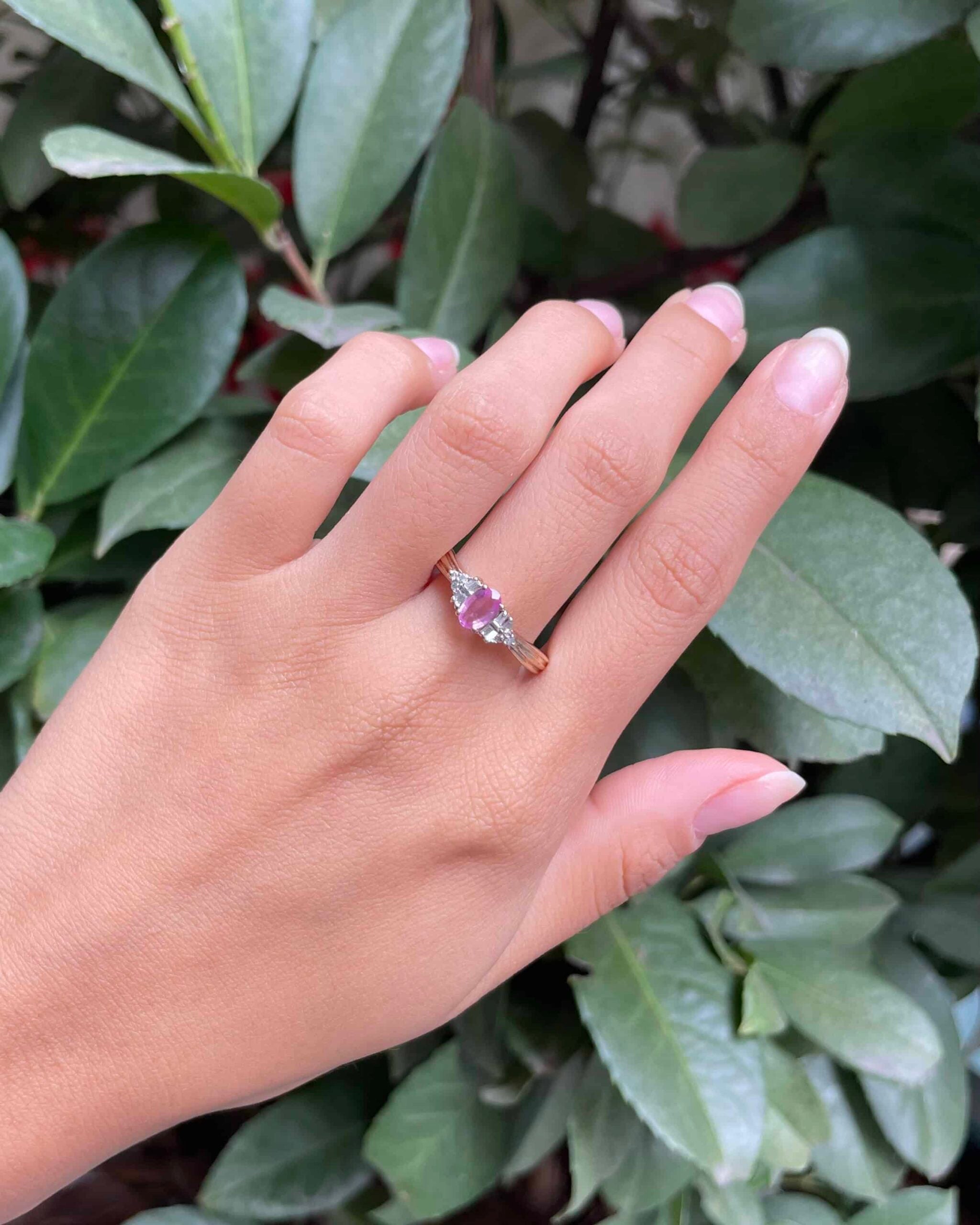 Anillo trilogía "Rosaline" de 0,35 quilates con zafiro rosa y diamantes