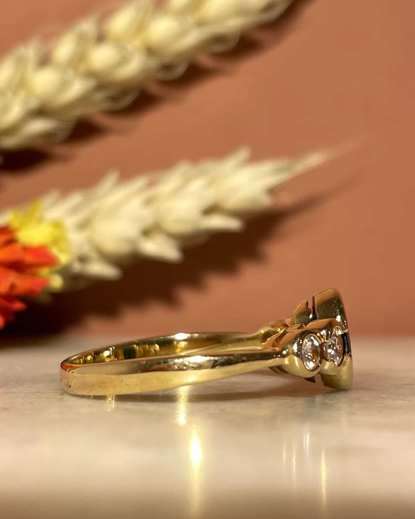 Anillo "Dollie" de trilogía de esmeraldas y diamantes de 0,50 quilates