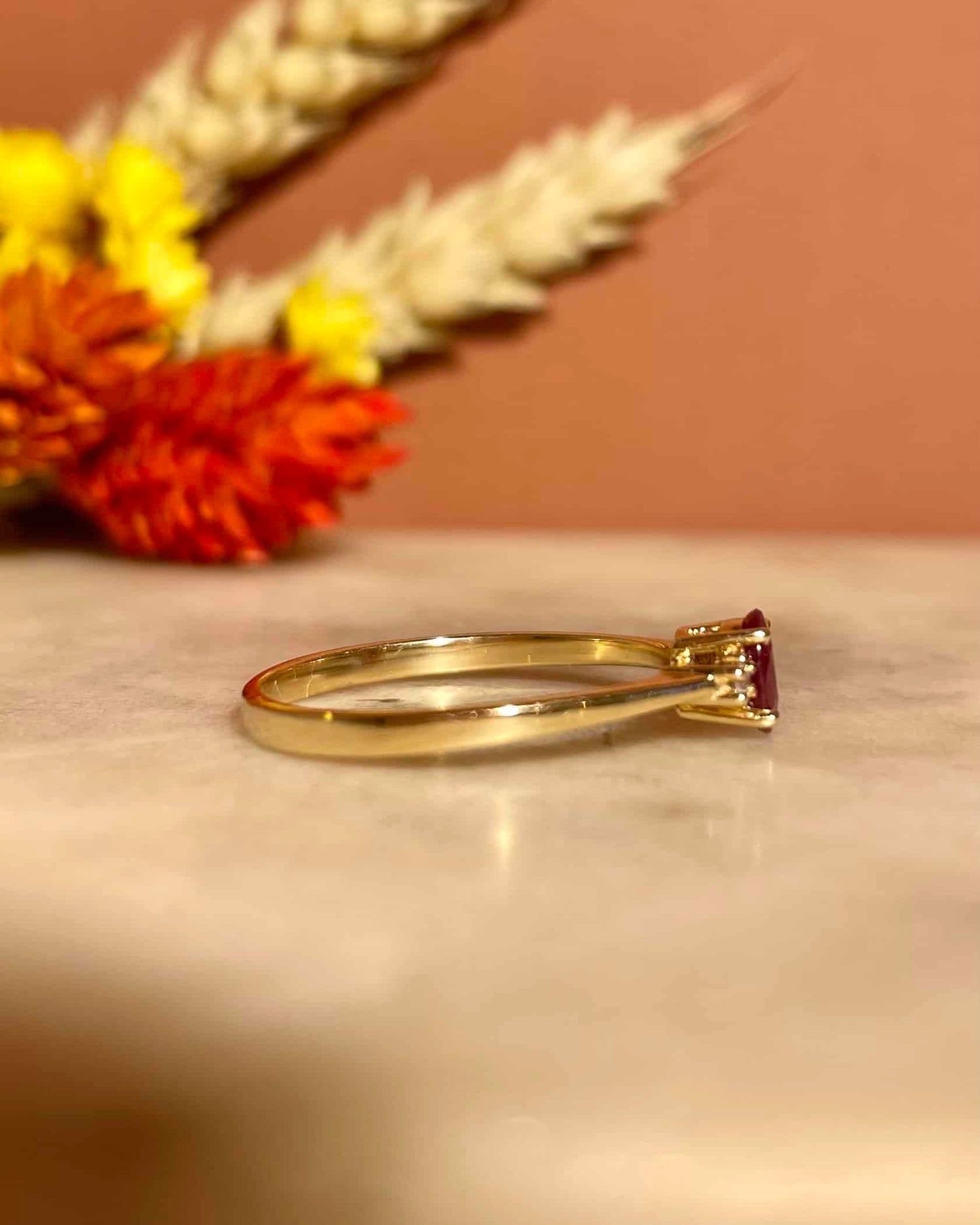 Anillo "Perry" con trilogía de rubíes y diamantes de 0,40 quilates