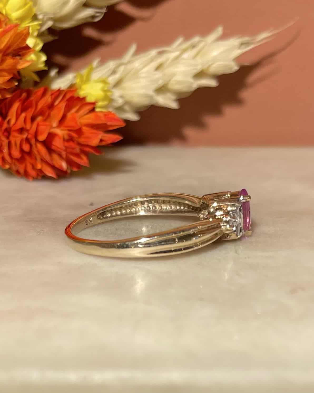 Anillo trilogía "Rosaline" de 0,35 quilates con zafiro rosa y diamantes
