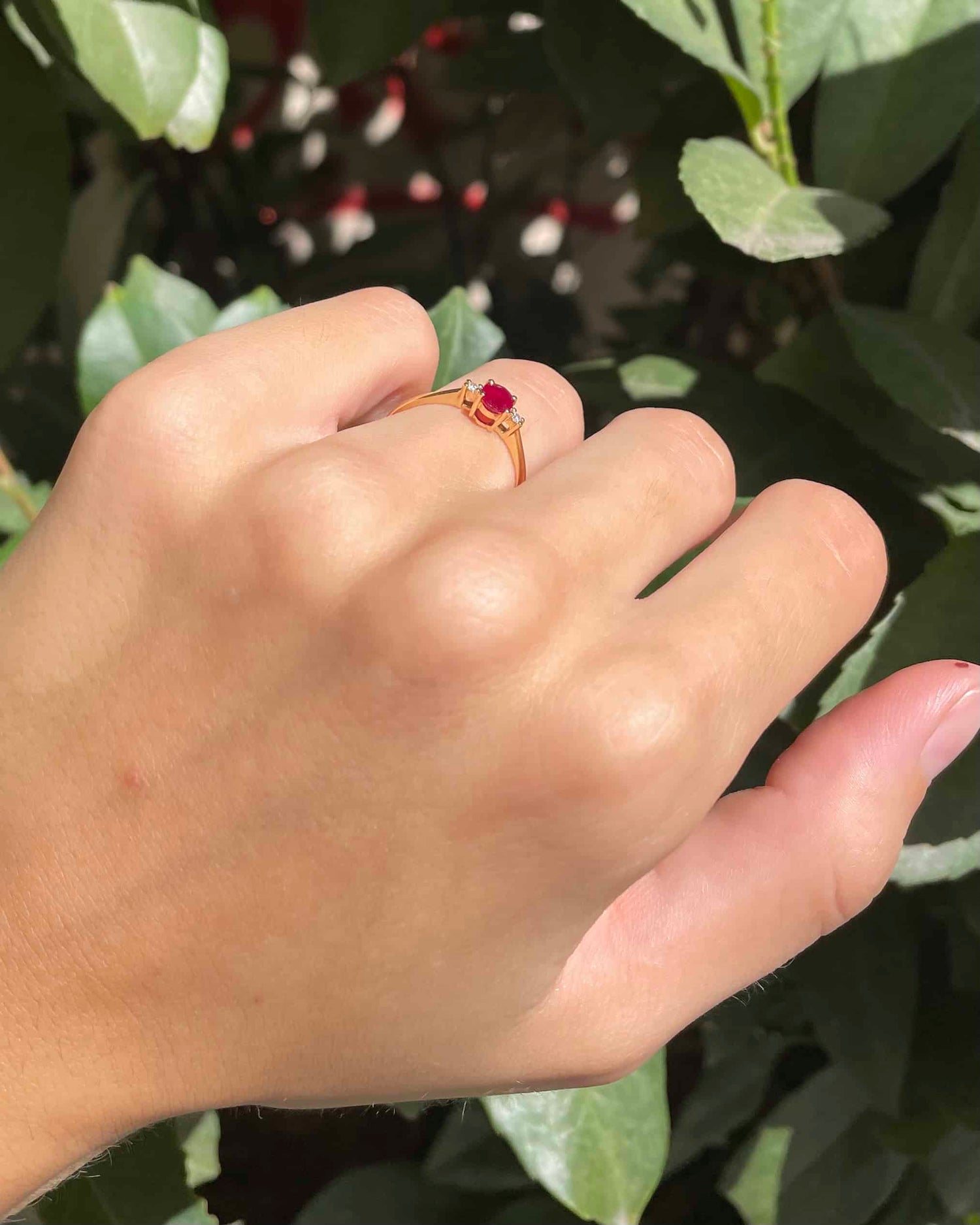 Anillo "Perry" con trilogía de rubíes y diamantes de 0,40 quilates