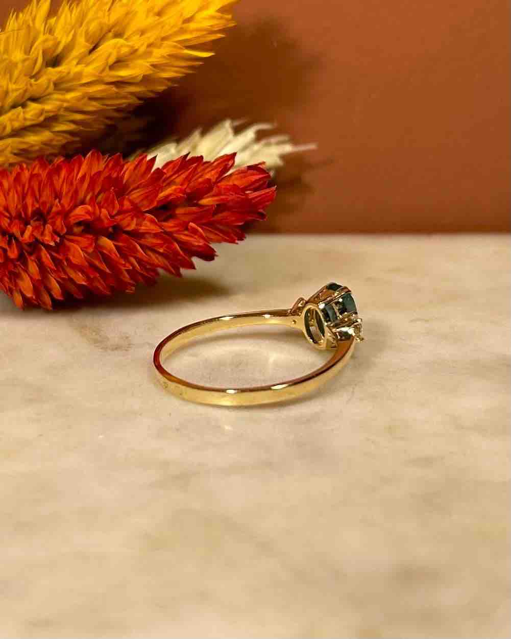 Anillo de trilogía de esmeraldas y diamantes "Gaïa"