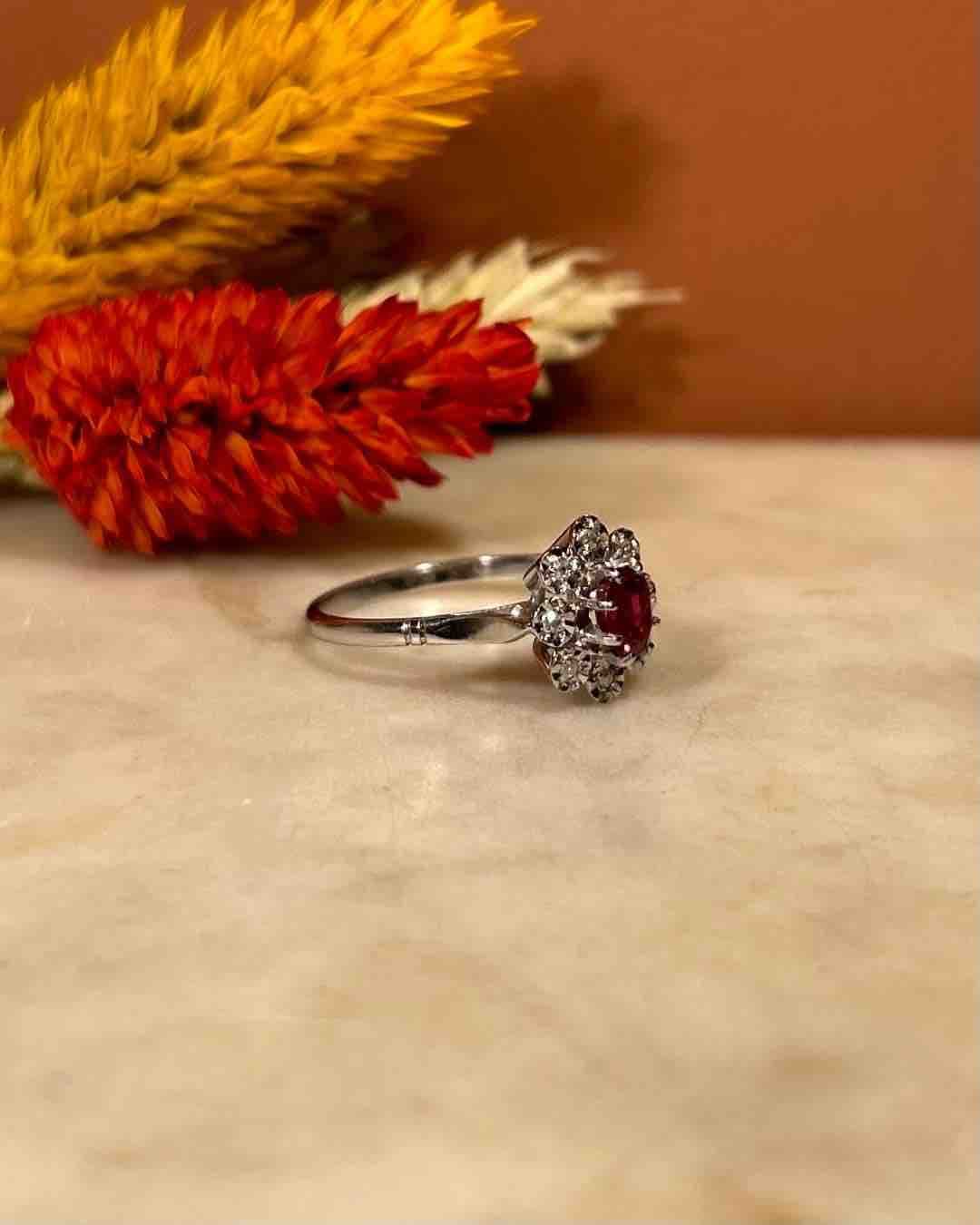Anillo de margaritas con rubí y diamantes "Taliana"