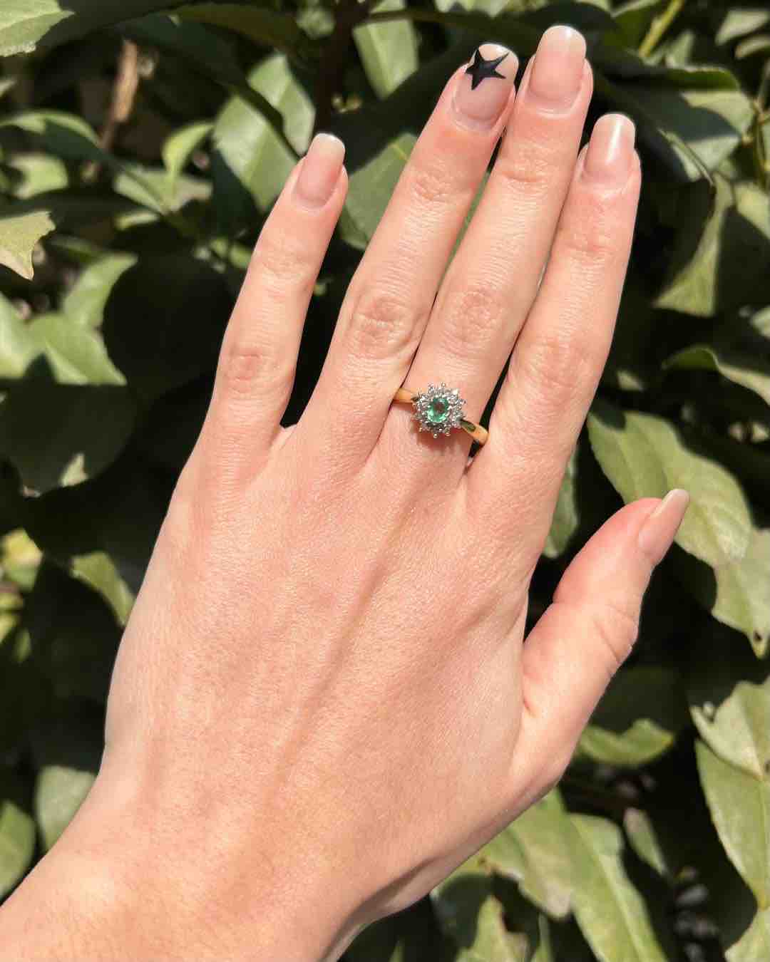 Anillo "Camille" con margaritas de esmeralda y diamantes