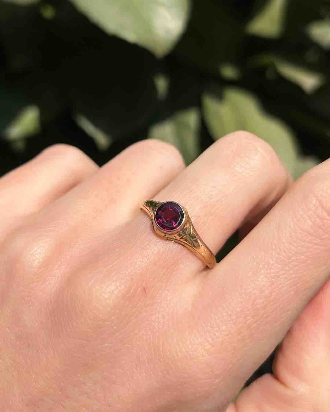 "Denisa" Anillo Solitario Granate 0.85 Quilates