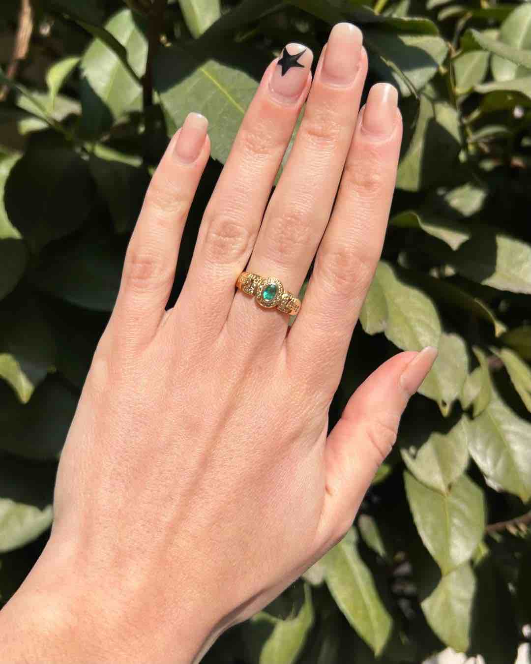 Anillo brazalete de esmeralda y diamantes "Lilou"