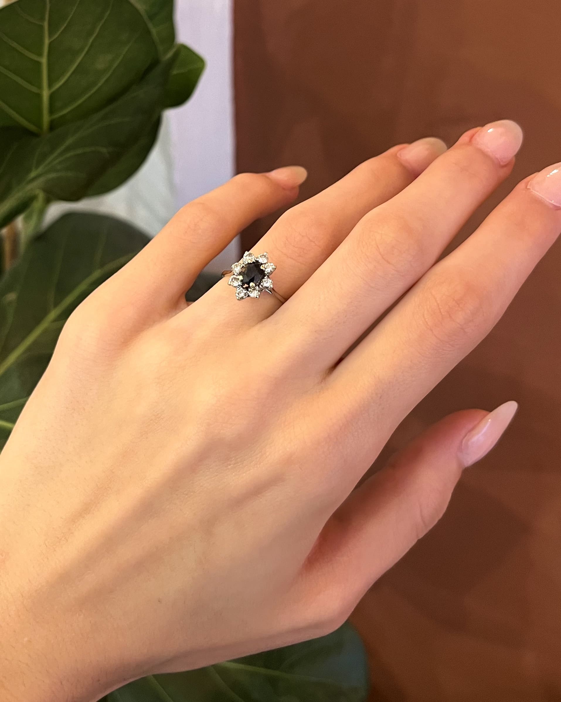 Anillo "Amery" con zafiro y margarita de 8 diamantes