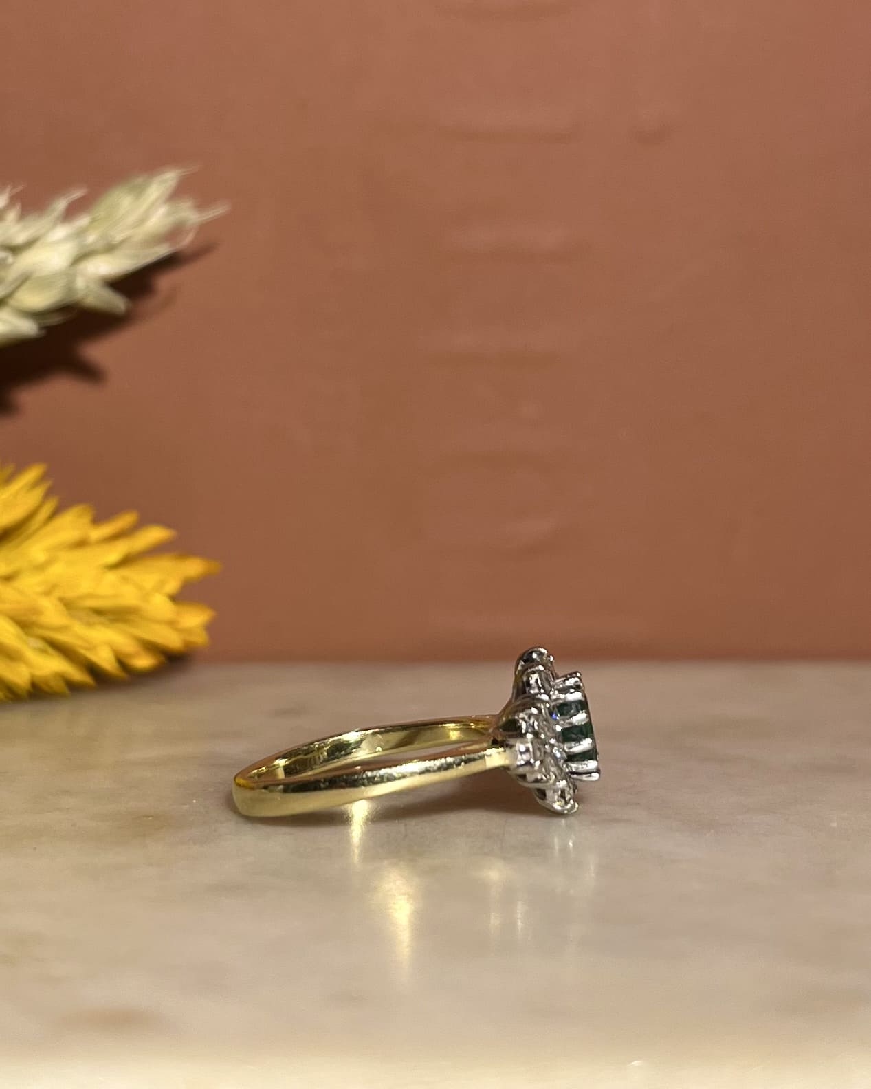 Anillo "Sirielle" con margaritas de esmeralda y 18 diamantes