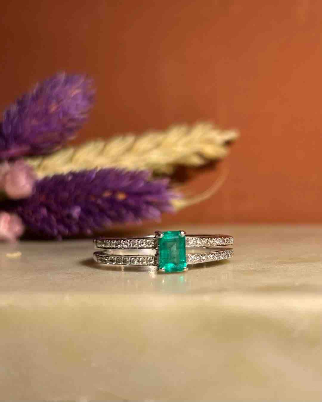 Anillo de río "Océane" con esmeralda y diamantes