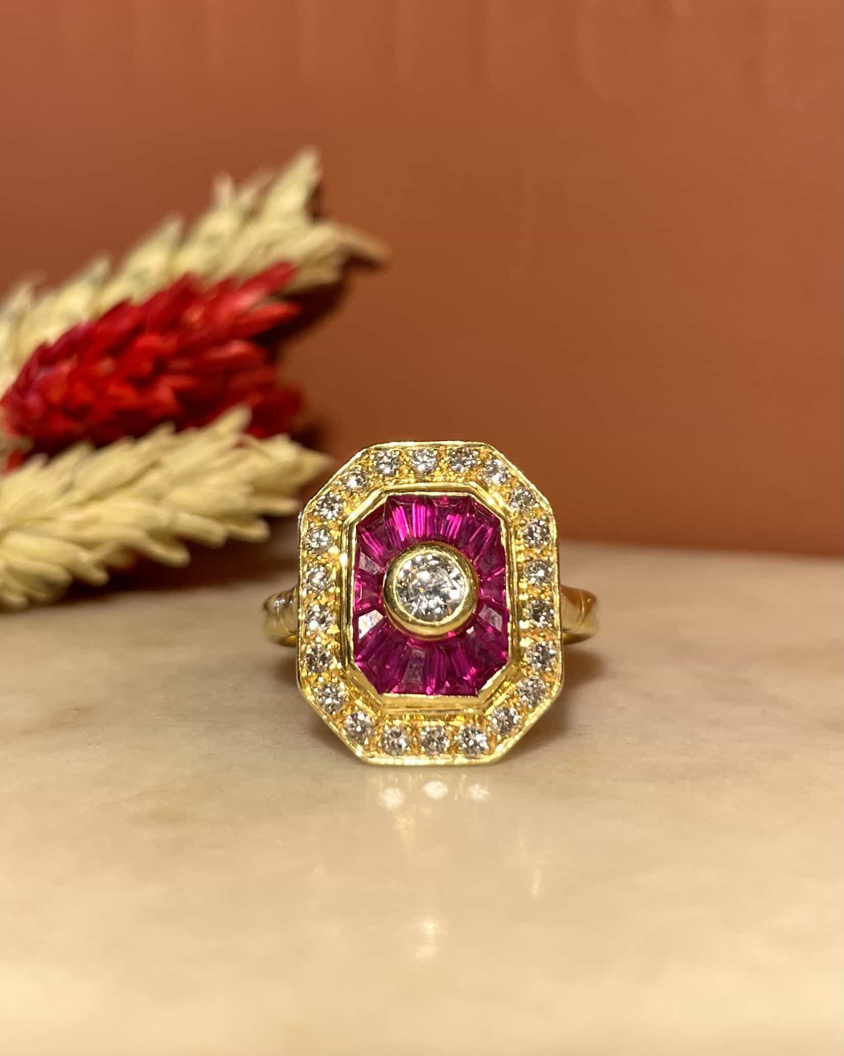 Anillo Art Déco de rubí y diamantes "Vivienne"