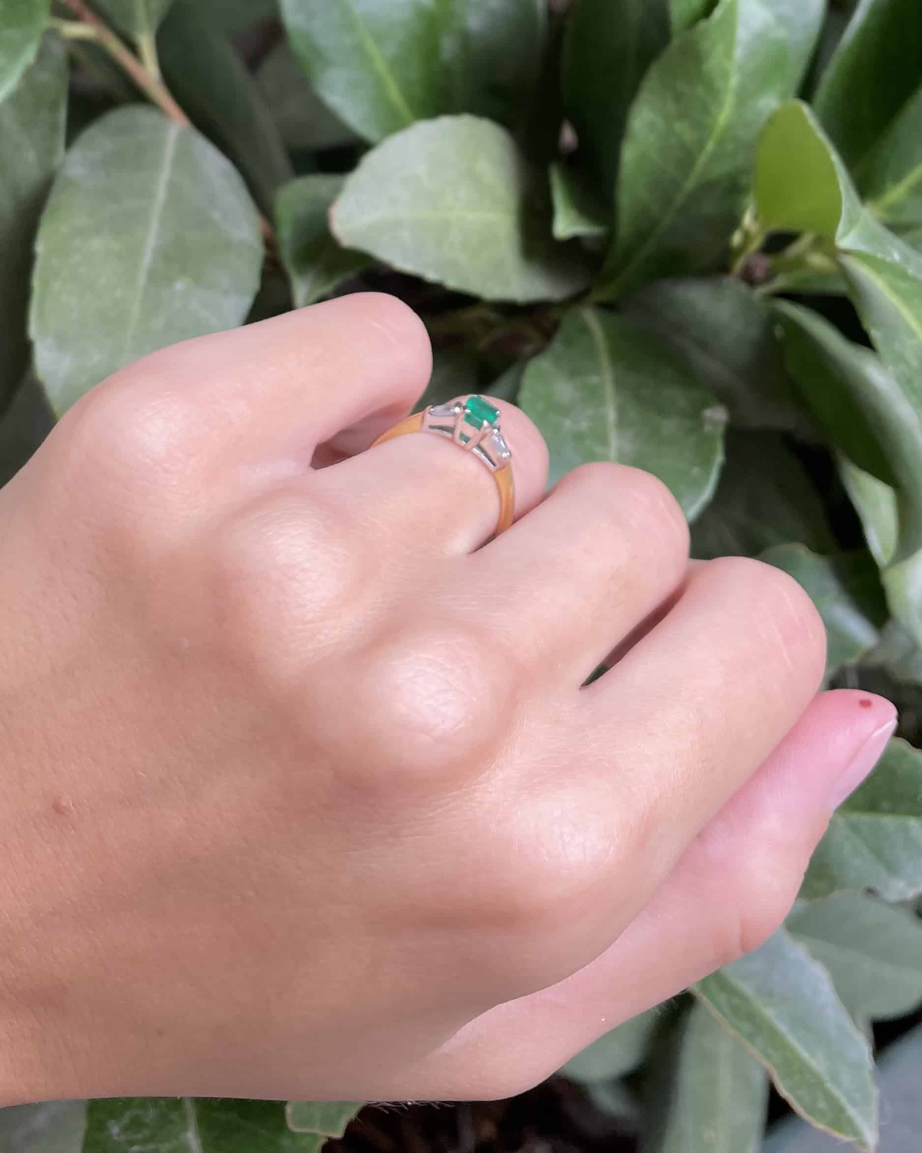 Anillo Trilogía Esmeralda de 0,60 quilates y Diamantes "Anasthasia"