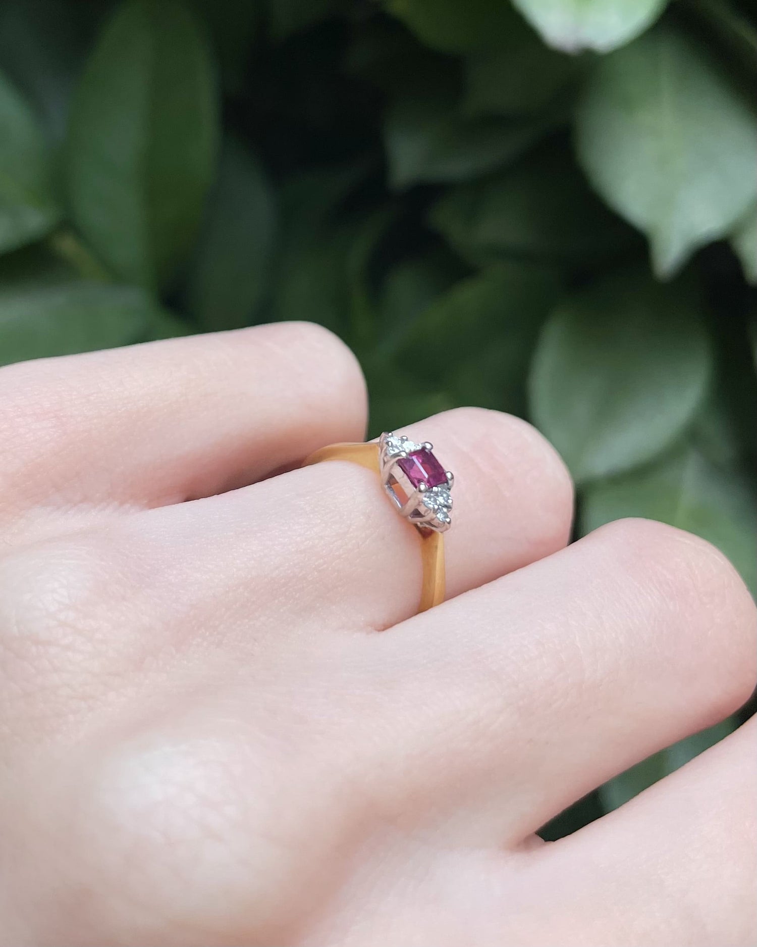 Anillo de trilogía de rubíes y diamantes "Francis"