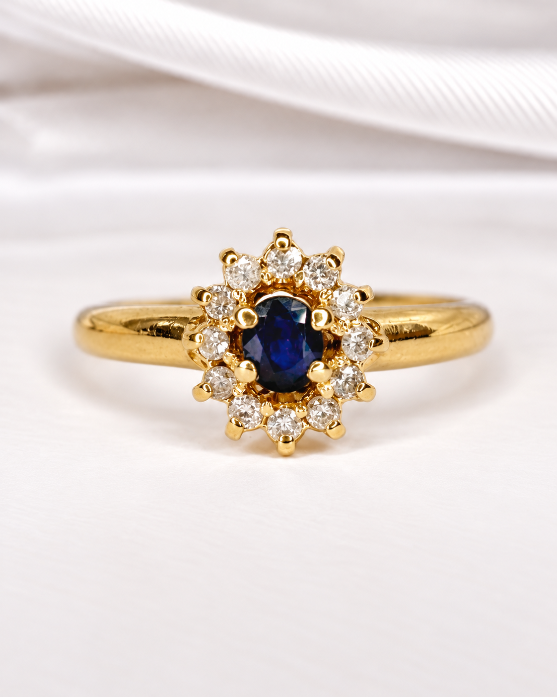 Marguerite Ring Sapphire 0.35 Carat & Diamonds 0.36 Carat "Cassandra"