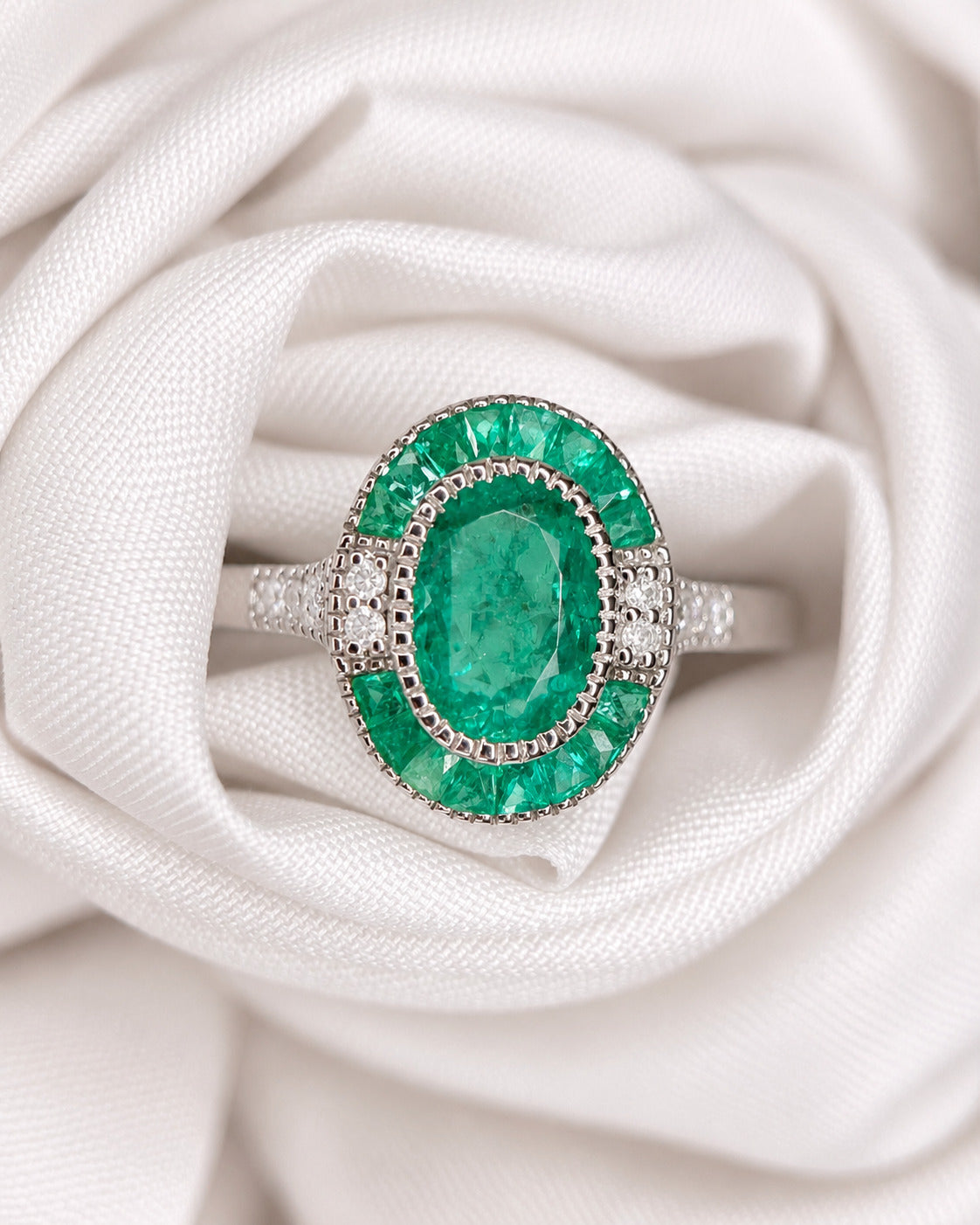 Anillo art déco con esmeraldas de 1.09 quilates y diamantes «Raphaelle»