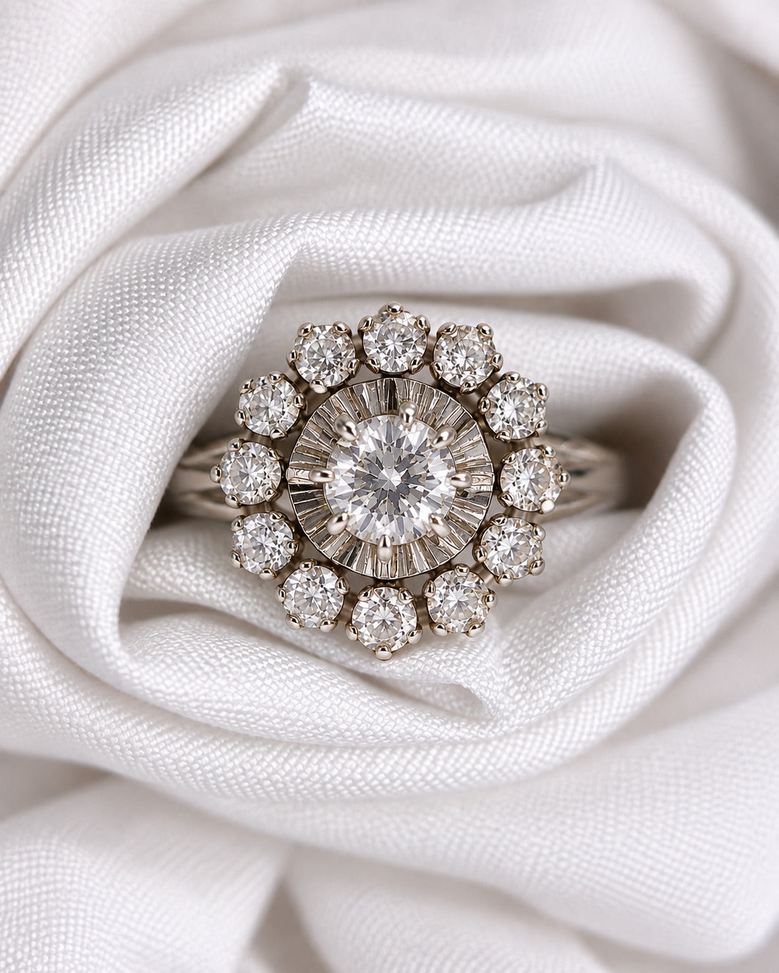 Anillo margarita de diamantes de 1.17 quilates y 4.91 g «Joëlle»