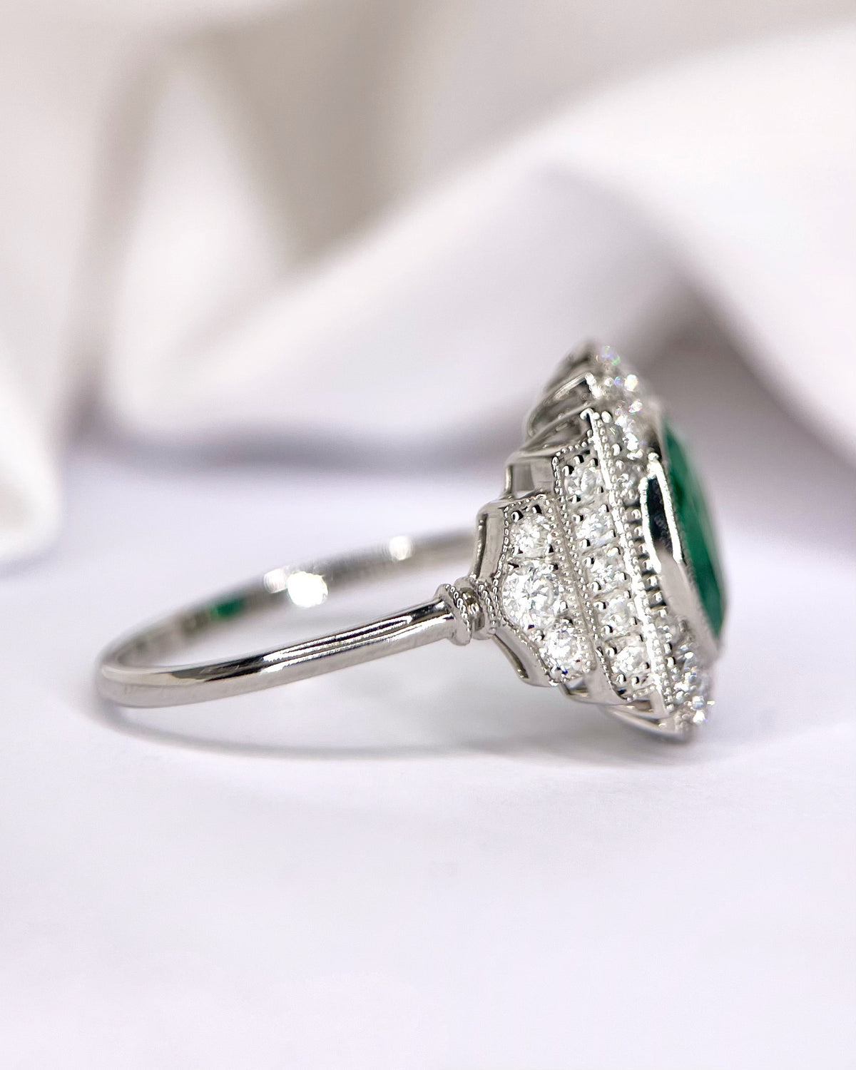 Anillo Art Déco de esmeralda colombiana de 1.65 quilates y diamantes de 0.72 quilates «Tamara»