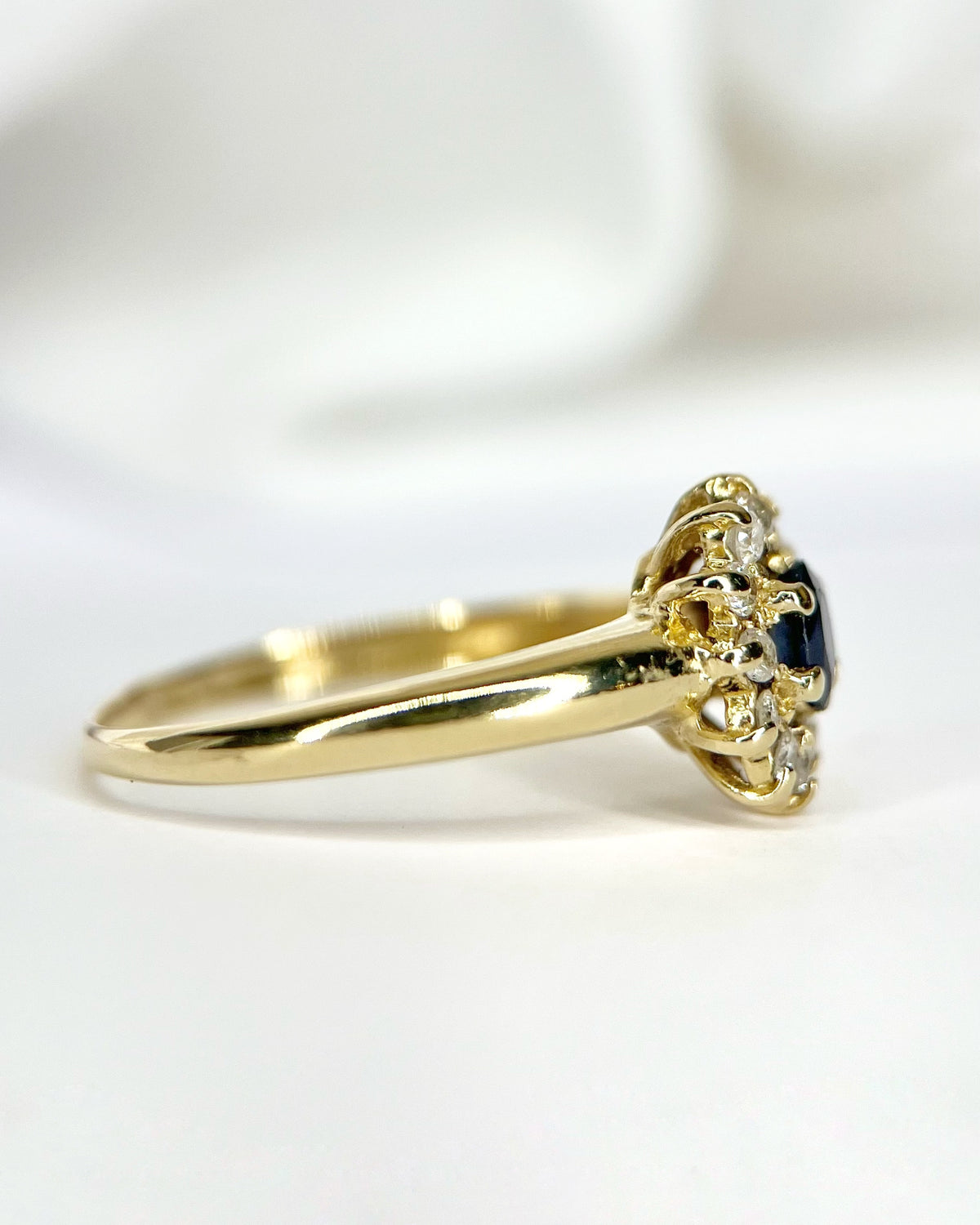 Marguerite Ring Sapphire 0.35 Carat & Diamonds 0.36 Carat "Cassandra"