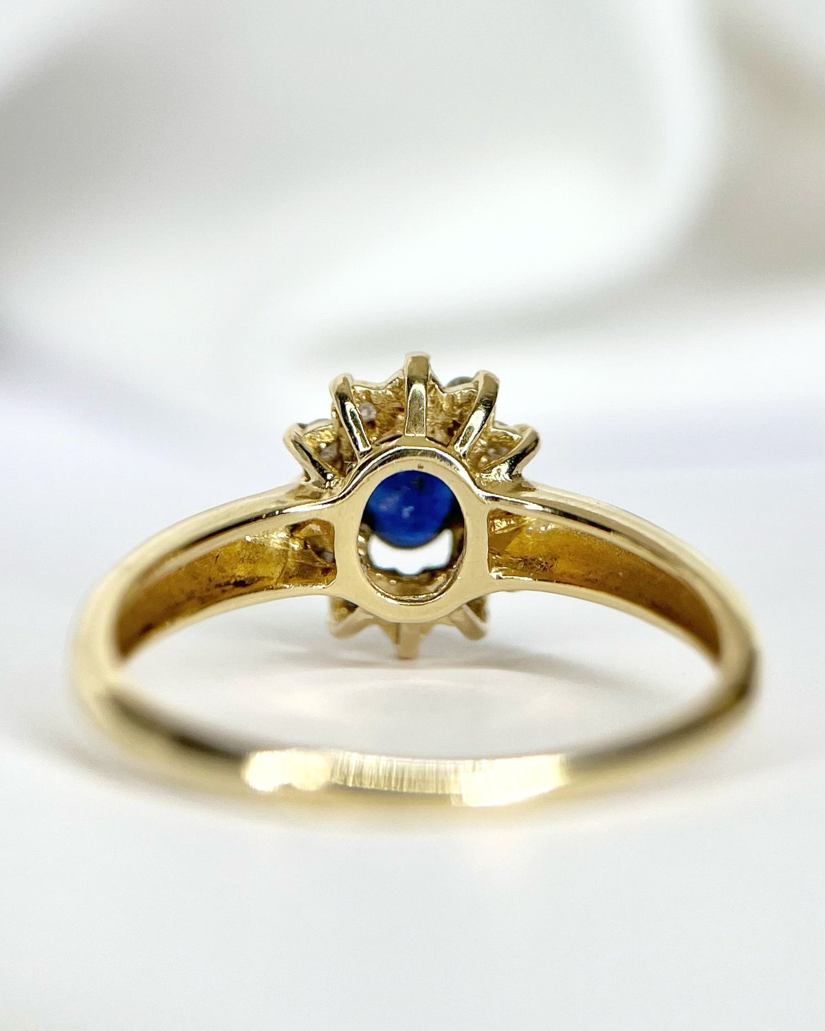Marguerite Ring Sapphire 0.35 Carat & Diamonds 0.36 Carat "Cassandra"