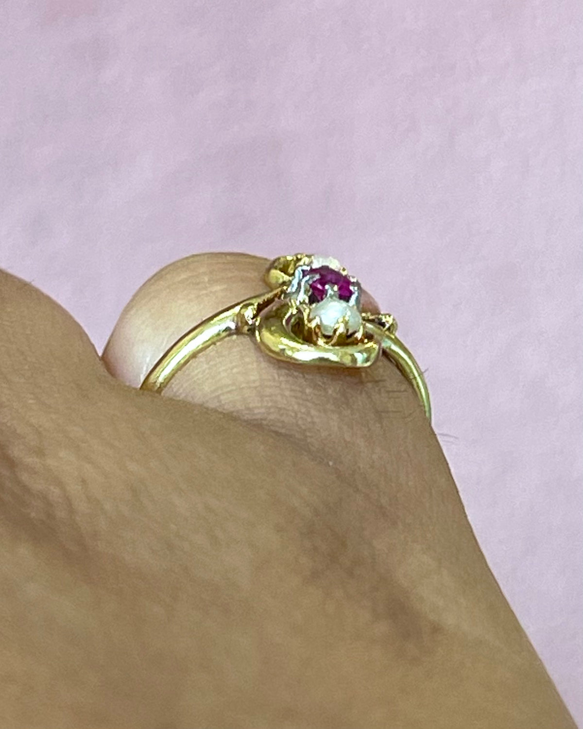 Anillo de remolino de rubíes y perlas «Astrid»
