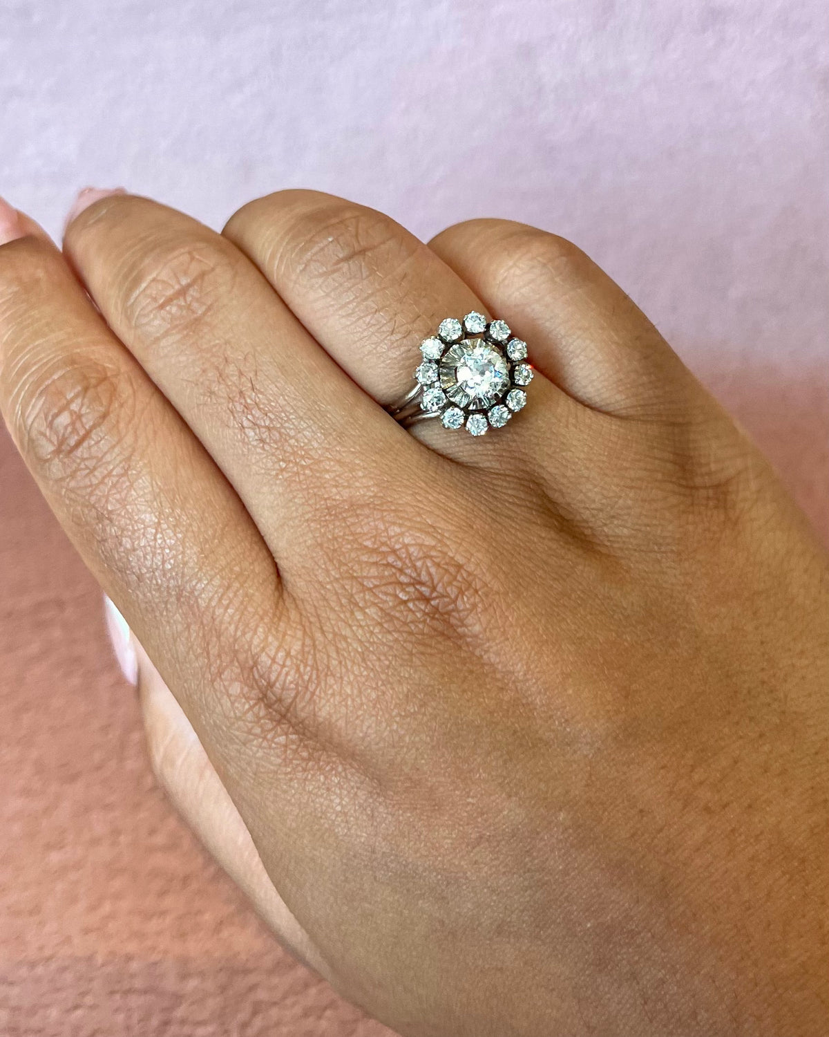Anillo margarita de diamantes de 1.17 quilates y 4.91 g «Joëlle»