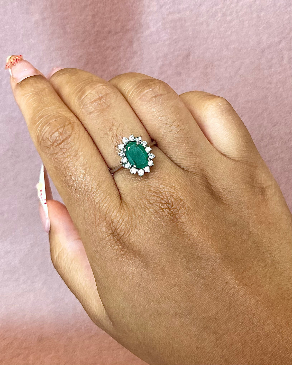 Anillo margarita de esmeralda de 1.35 quilates y diamantes de 0.63 quilates, 7.1 g «Sabine»