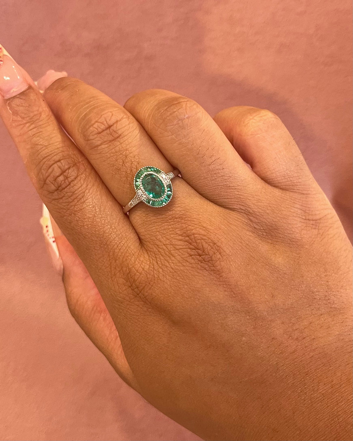 Anillo art déco con esmeraldas de 1.09 quilates y diamantes «Raphaelle»