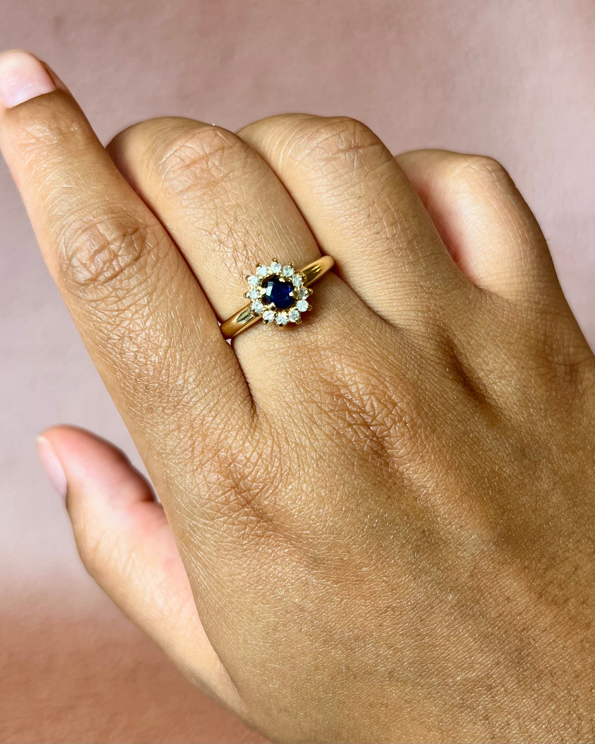 Marguerite Ring Sapphire 0.35 Carat & Diamonds 0.36 Carat "Cassandra"