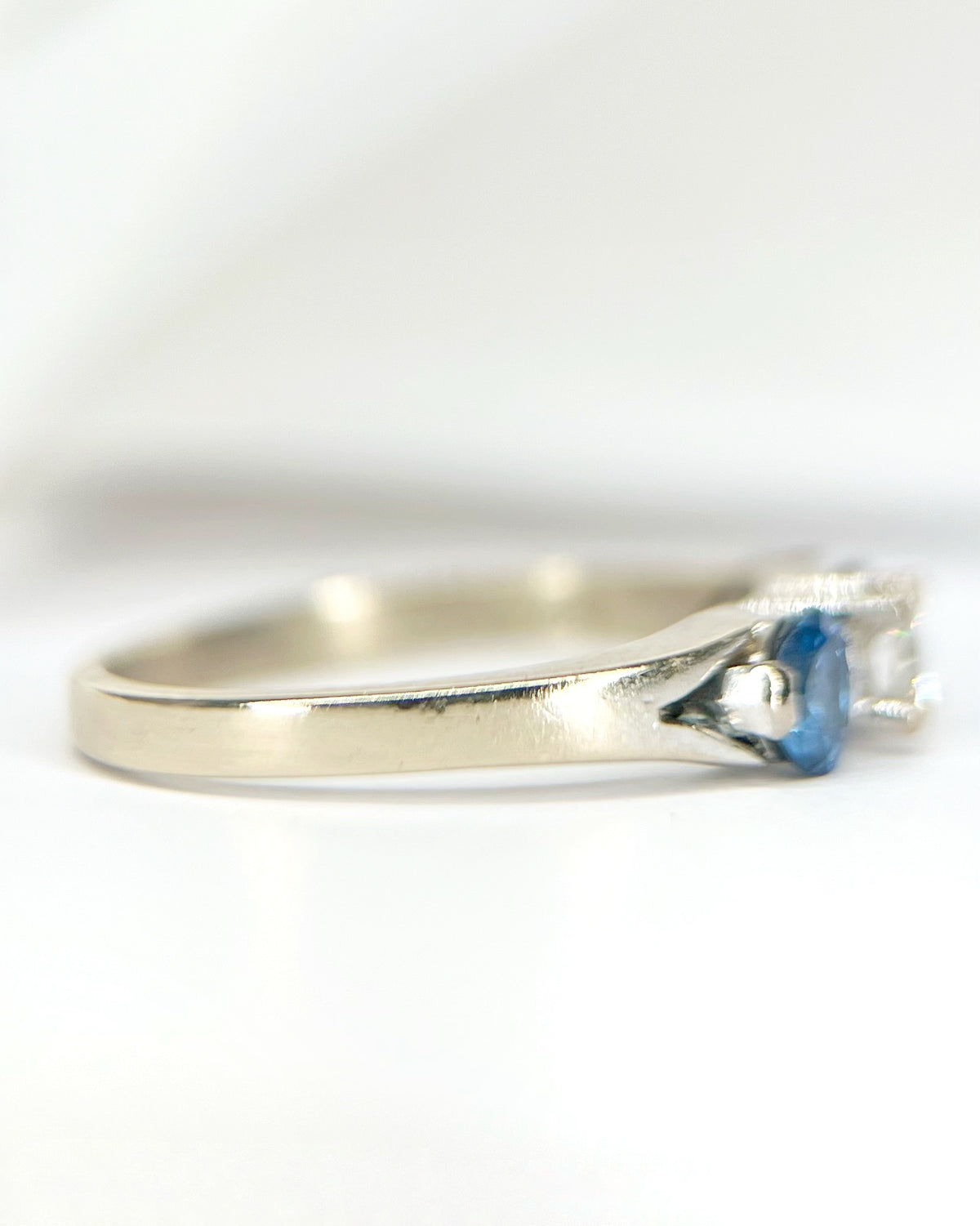 Bague Trilogie Diamant 0.20 carat & Saphirs "Mélissa"