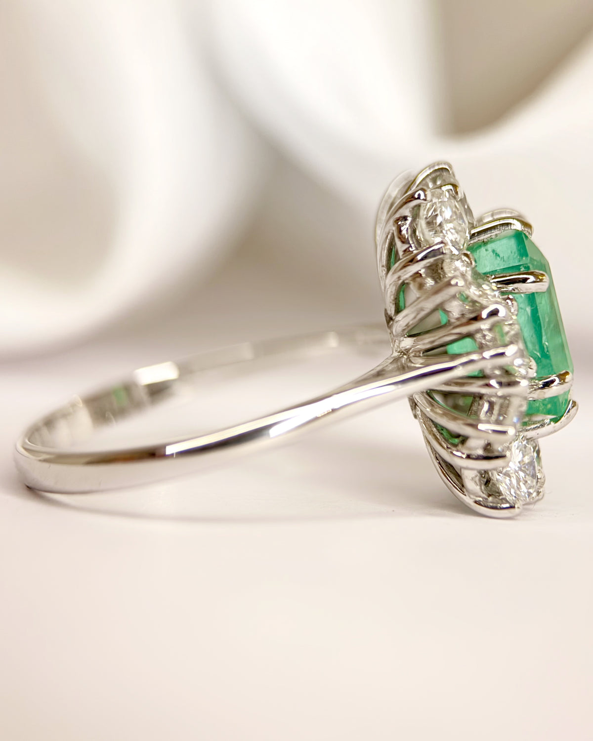 Colombian Emerald Daisy Ring 2.30 carats & Diamonds 1.20 carats "Mélisse"