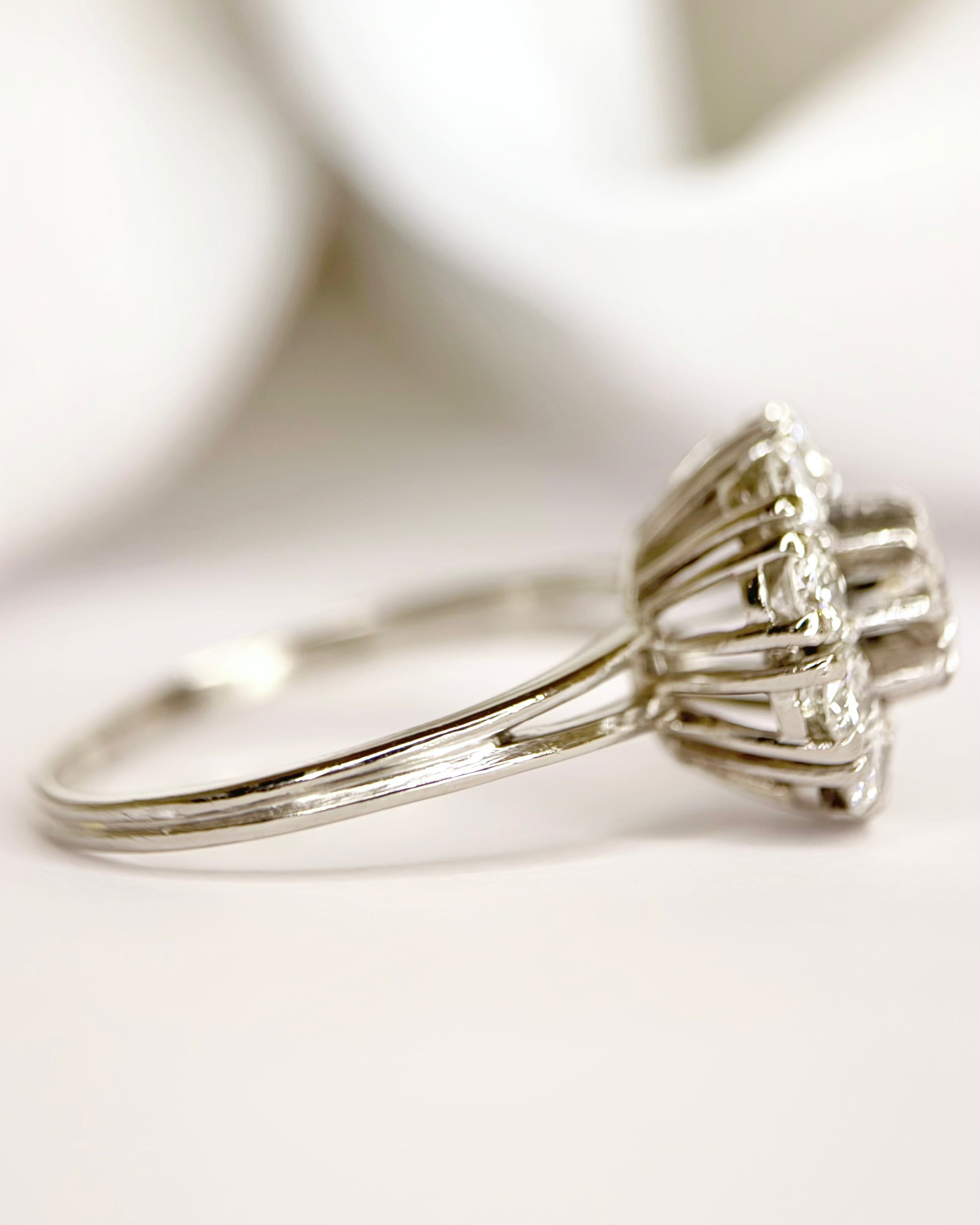 Anillo margarita de diamantes de 1.13 quilates y 4.42 g «Zoé»