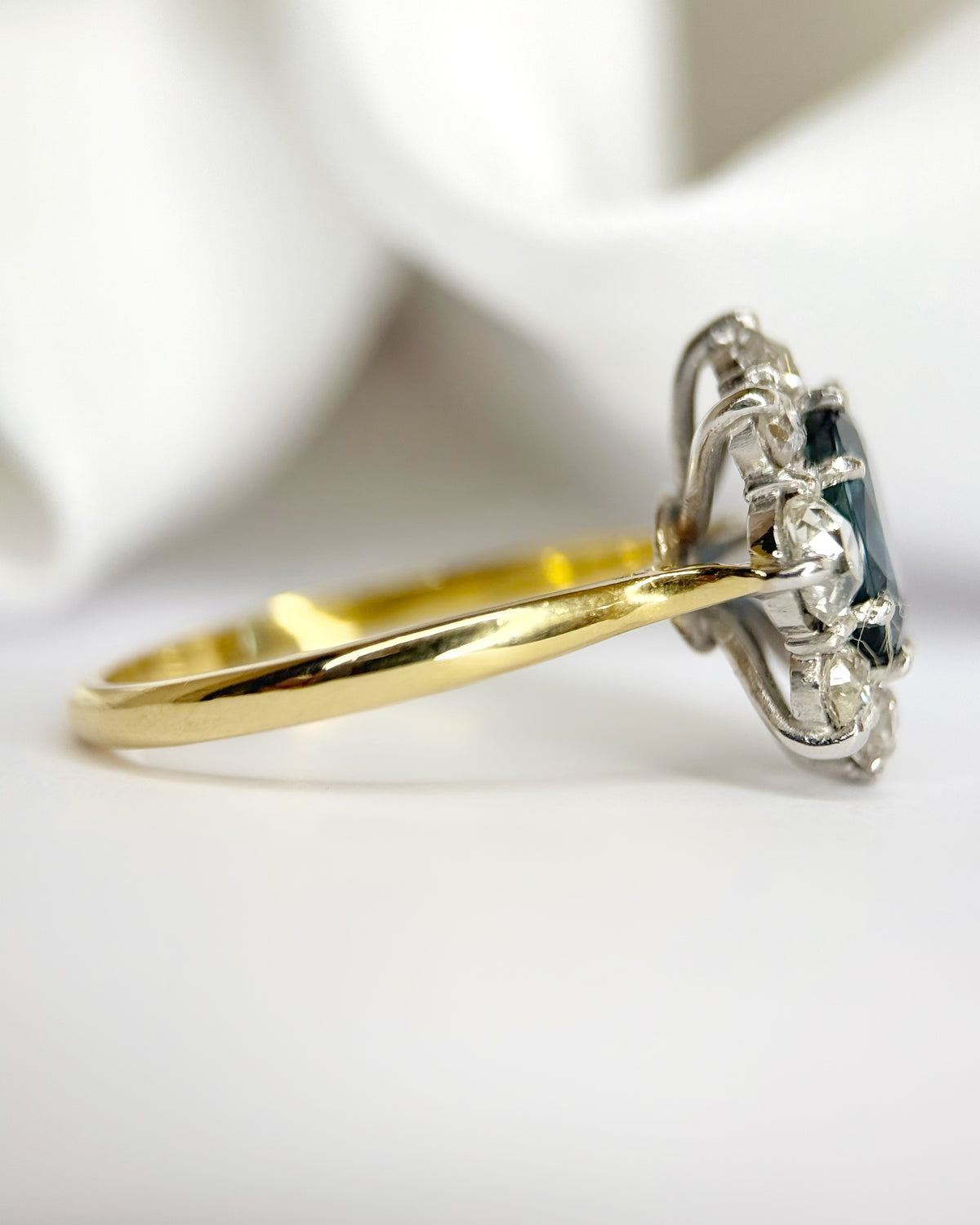 1.60-carat Sapphire & 1.01-carat Diamond Cluster Ring "Victoria"