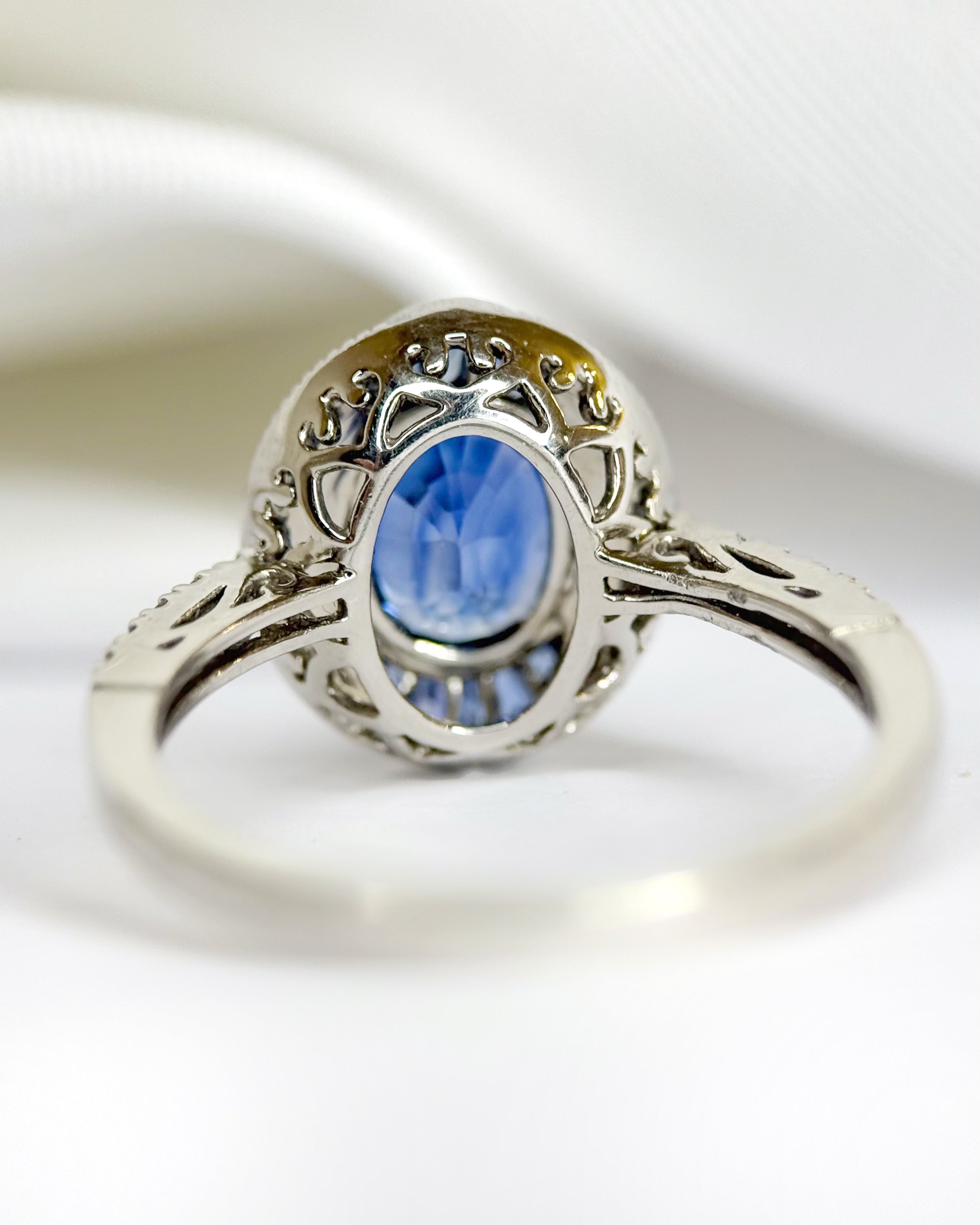 Anillo de estilo art déco con zafiros de 2.44 quilates y diamantes de 0.26 quilates «Constance»