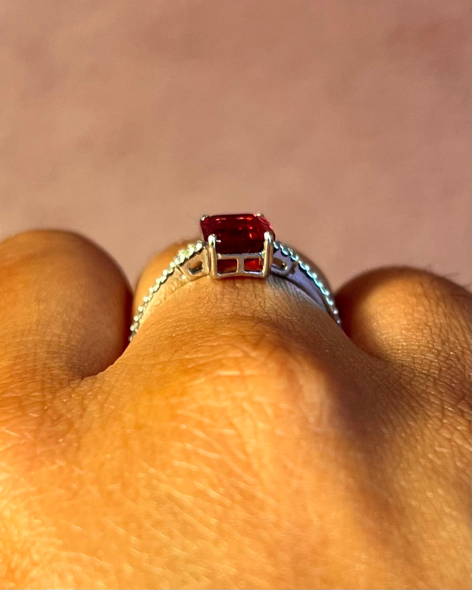 Anillo solitario de turmalina rubelita y diamantes «Violaine»