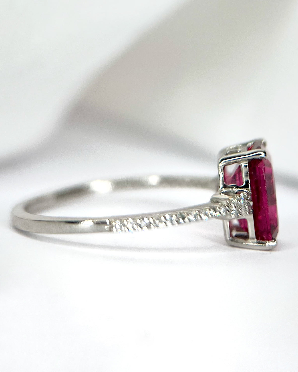 Anillo solitario de turmalina rubelita y diamantes «Violaine»