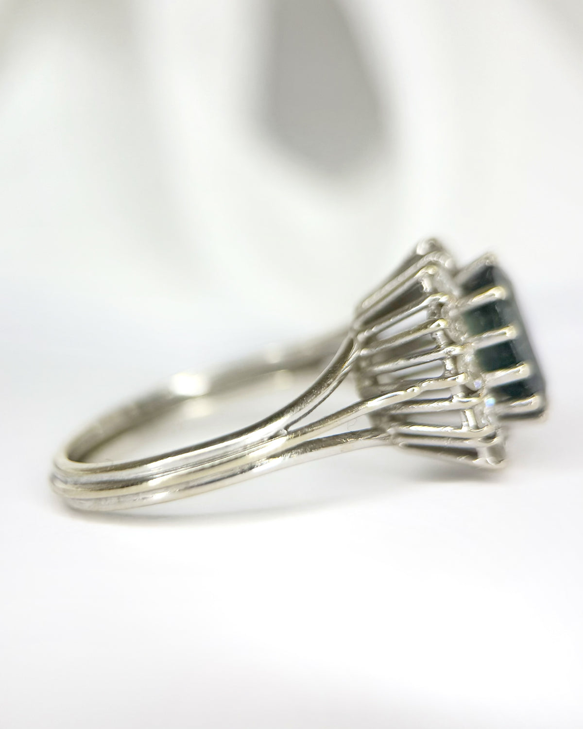 Anillo Marguerite Zafiro 1.60 quilates y Diamantes 0.60 quilates "Selma"