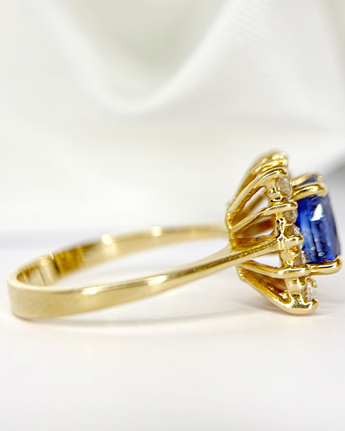 Anillo Margarita Zafiro de 1.71 quilates y Diamantes de 0.26 quilates "Zélie"